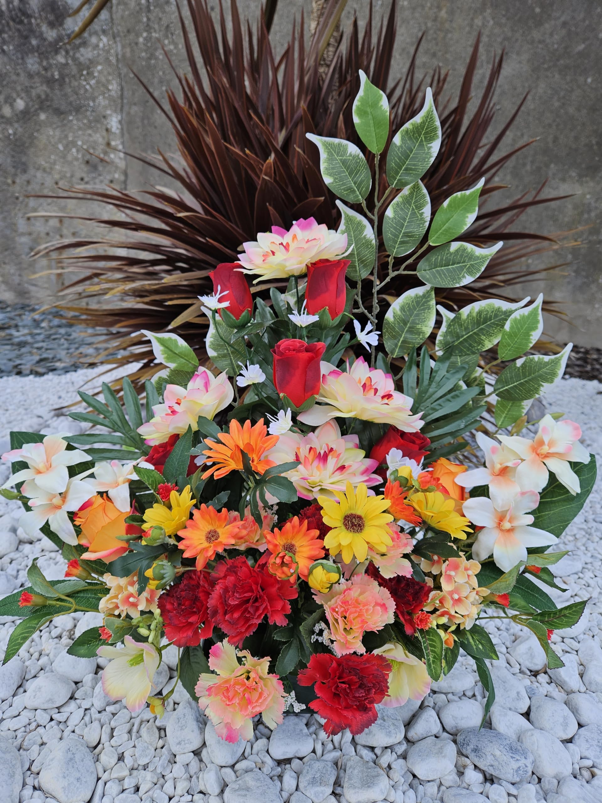 Composition de fleurs artificielles lestées pour une excellente tenue extérieure