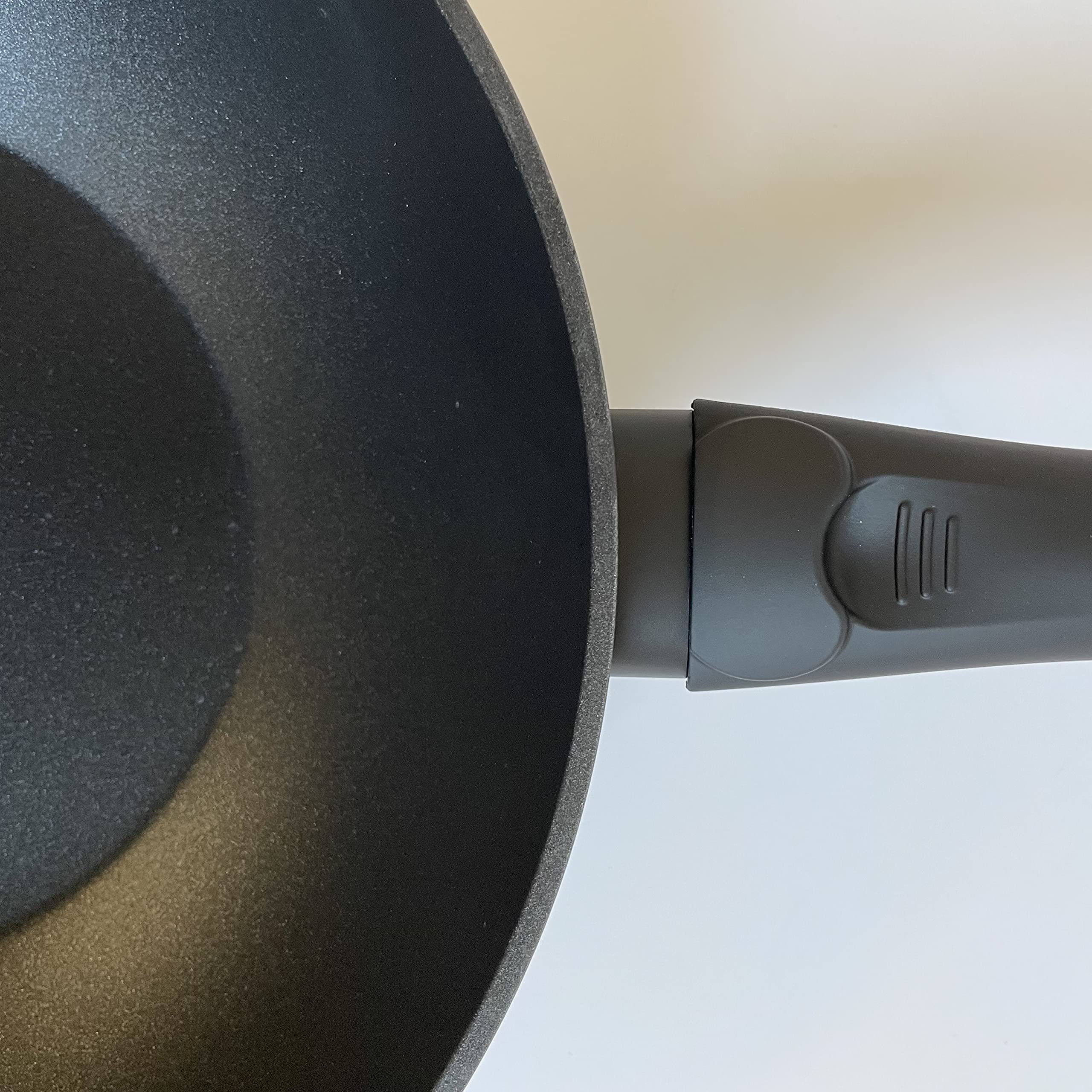 PINTINOX Wok con Coperchio, Linea Energy, diam.28cm in Alluminio Forgiato, Adatto all'Induzione, Interno Antiaderente, Manico Soft Touch