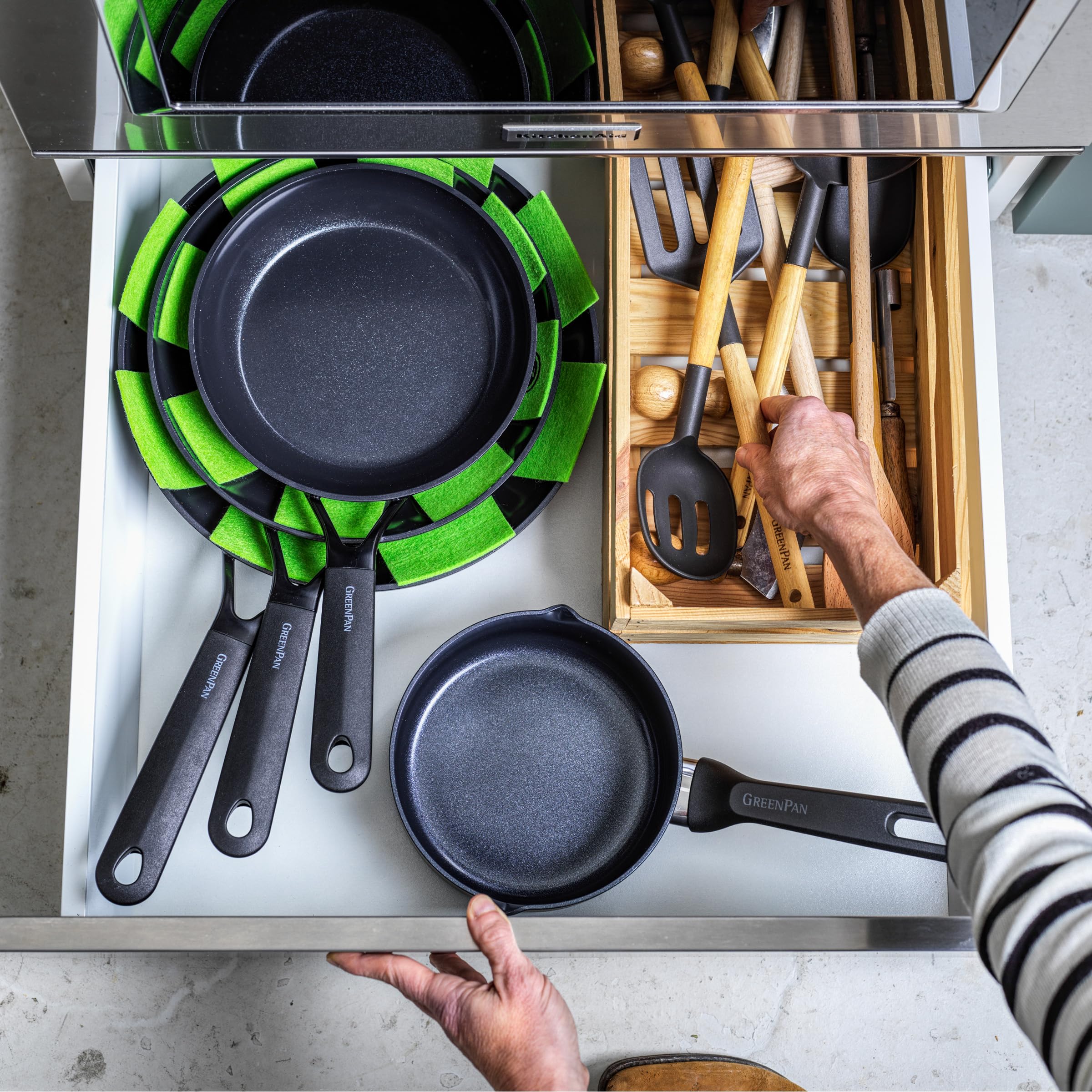 GreenPan SmartShape Padella Wok in Ceramica Sana Antiaderente da 28 cm, Senza PFAS, Adatto all'Induzione, Sicuro al Forno, Lavabile in Lavastoviglie, Nero