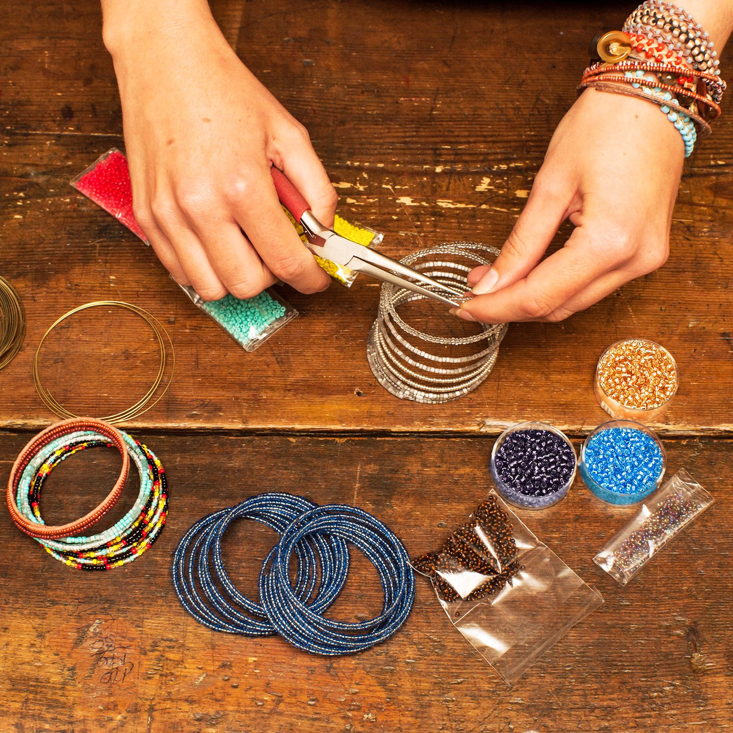 Craftdady 6400 Perline In Vetro – 24 Colori Da 4,6-5 Mm, Distanziatori Pony Con 4 Aghi A Occhio Grande E 2 Rotoli Di Filo Cristallo Per Creare Gioielli Fai Da Te