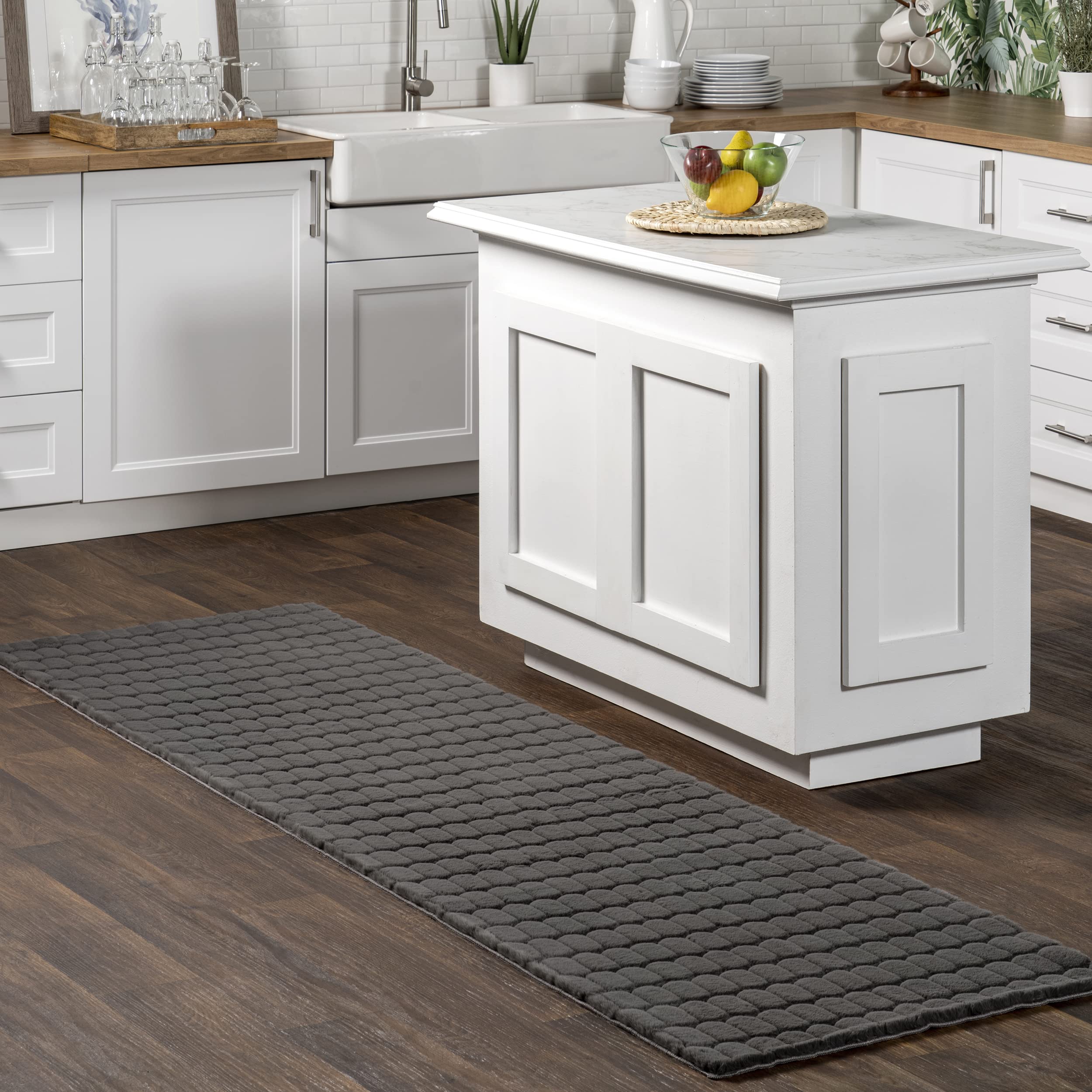 Tapis de couloir lavable en machine nuLOOM Nia gris en faux lapin pour un entretien sans effort