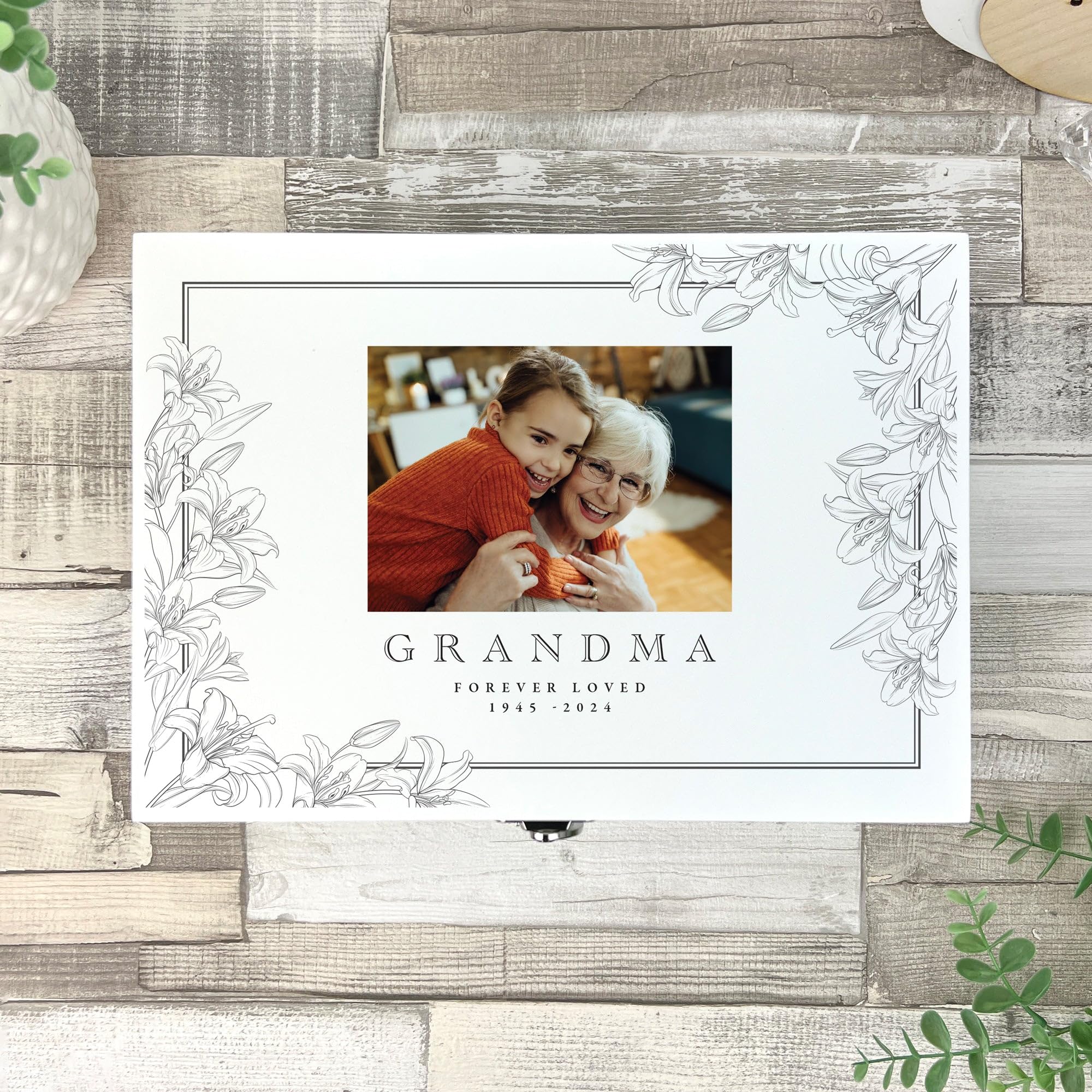 Caja de recuerdos de madera blanca personalizada con guirnalda azul para bebé, regalo de duelo, recuerdo conmemorativo, regalo de cumpleaños, regalo de aniversario, regalo para ella | 27 x 19 x 14 cm