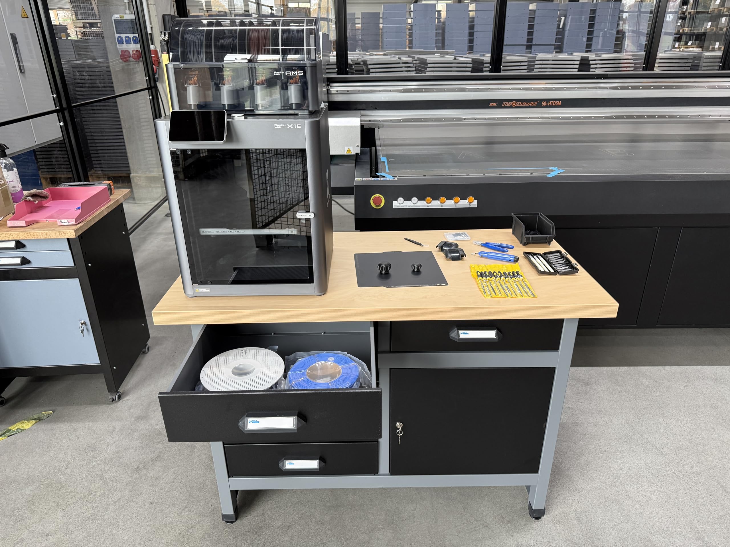 Küpper Werkbank für 3D-Drucker, 120x84x60cm, 5 Schubladen, 1 Tür, 300 kg Traglast, hochwertige, abwaschbare Echtholz-Furnierplatte