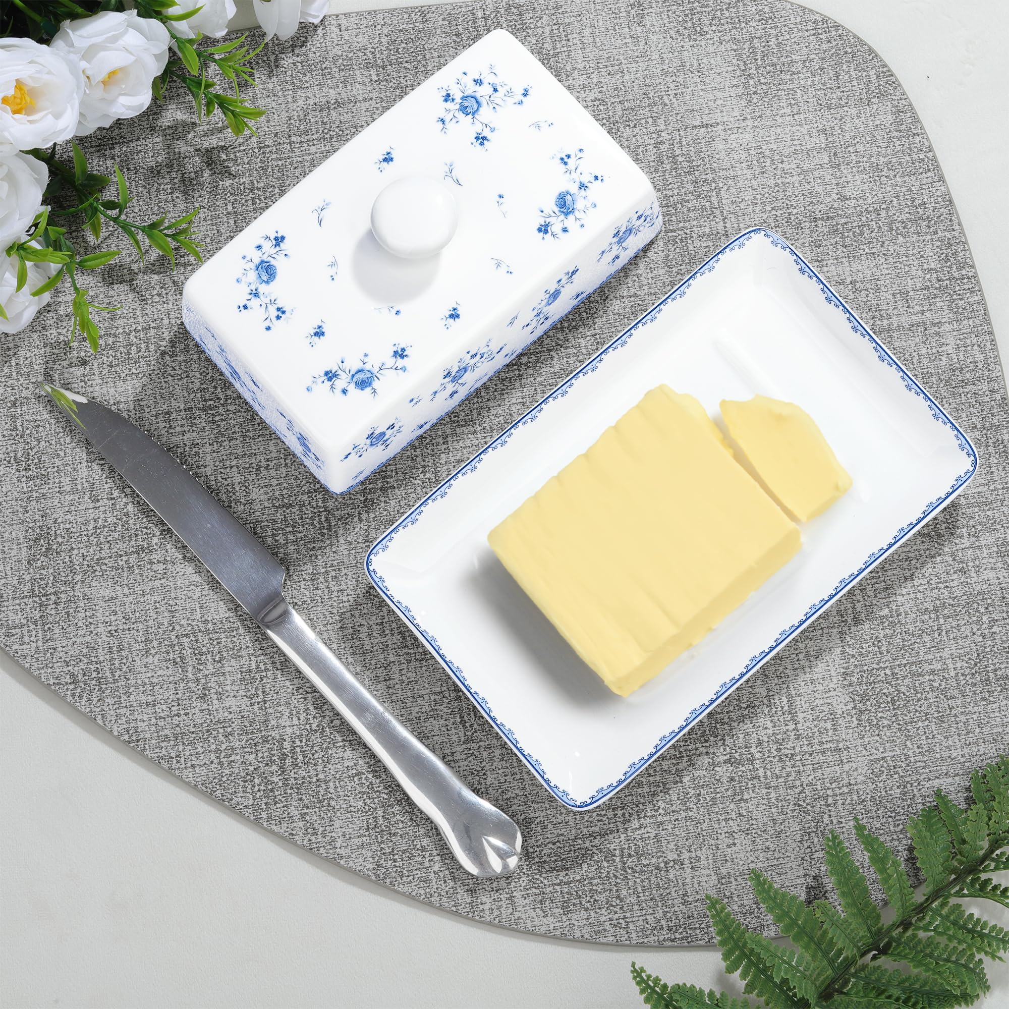 Fanquare mantequillera de porcelana con tapa, mantequilla cerámica elevada, platos cafetería y cocina azul y blanco (rosa azul)