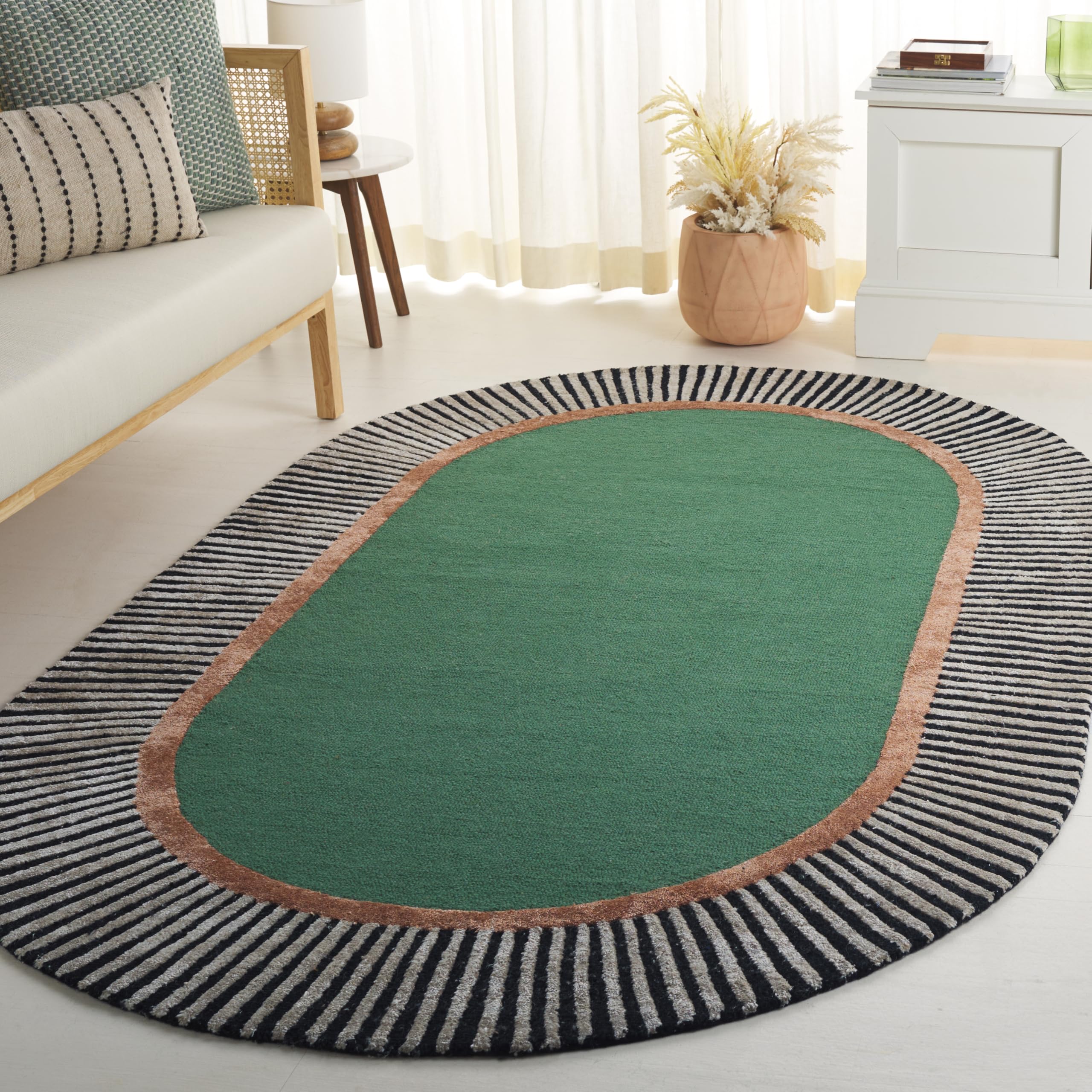 SAFAVIEH Modern Rug for Living Room, Dining Room, Bedroom - Fifth Avenue Collection, Medium Pile, in Green and Black, 152 X 244 cm