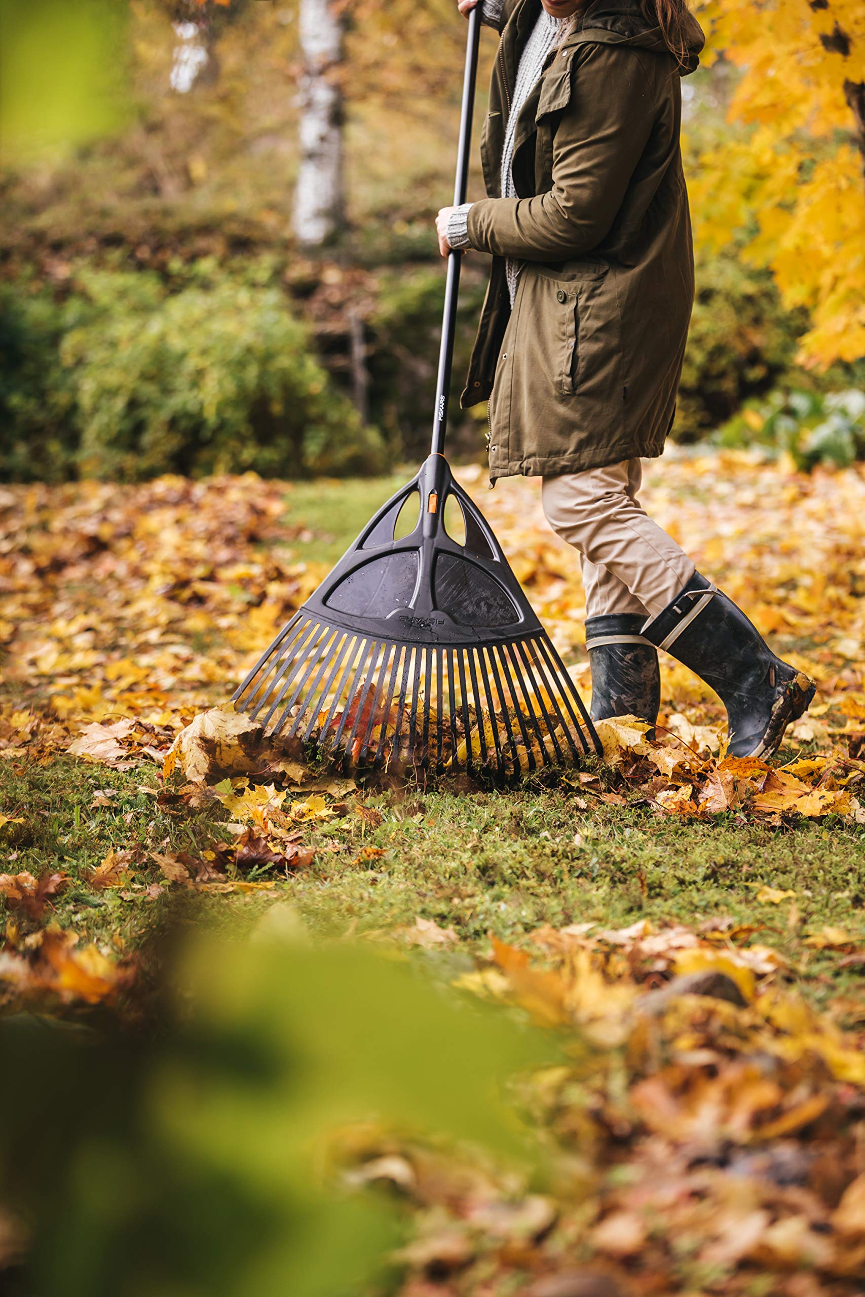 Fiskars Balai à feuilles, 27 dents, Largeur: 65 cm, Dents en plastique/Manche en aluminium, Noir/Orange, XL, Solid, 1015645
