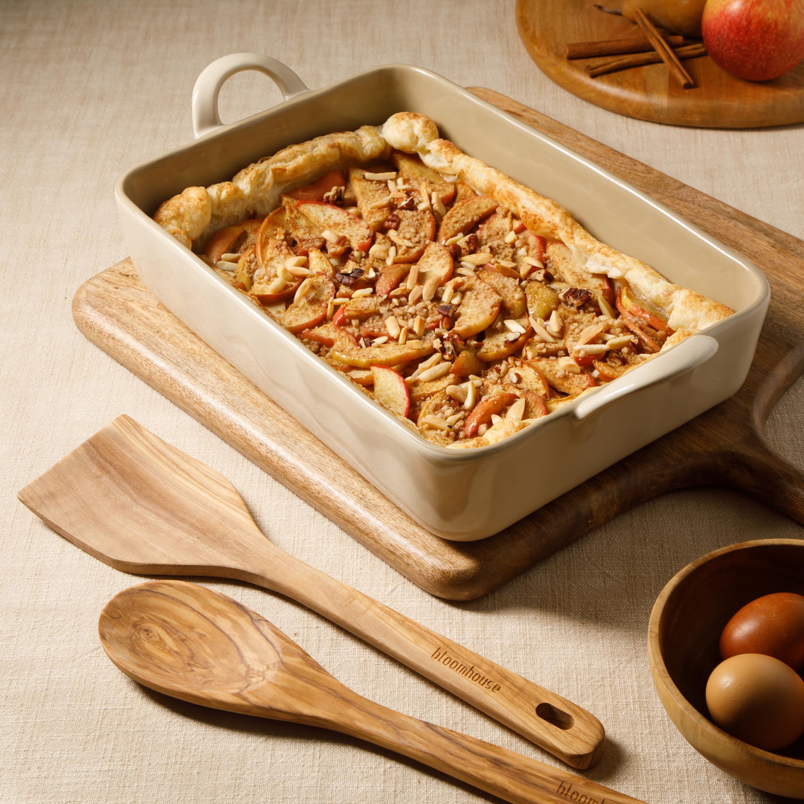 Bloomhouse 3-teiliges Keramik-Backformen-Set mit Olivenholzwerkzeugen – Leinen/Taupe Auflaufform mit Griffen, ofenfest, langlebiges Steingut für Aufläufe, Braten & Servieren