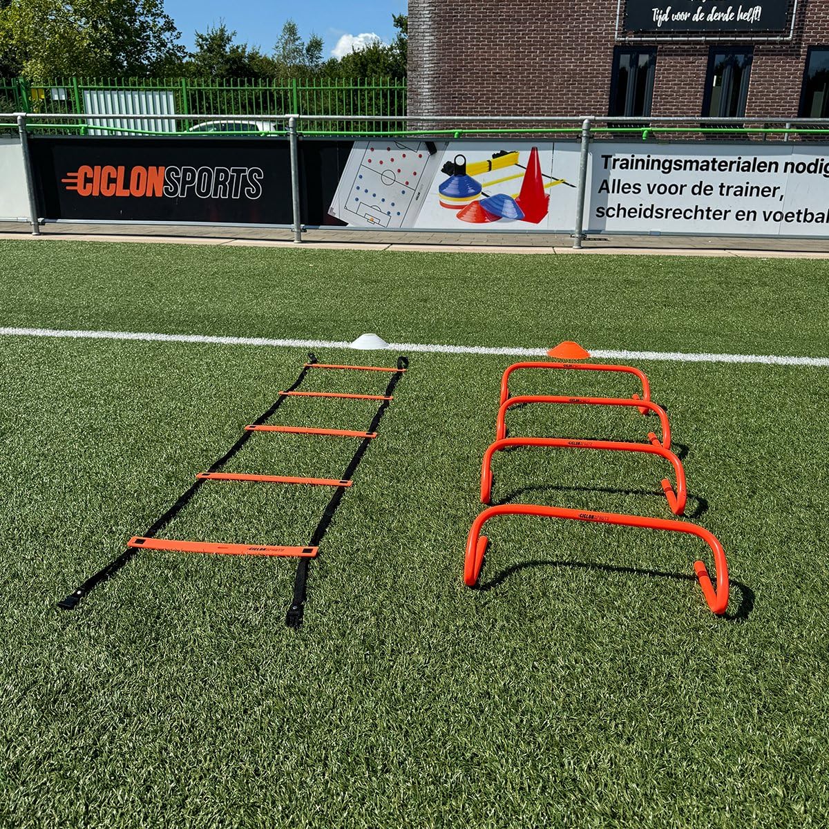 Ciclón Sports Training Pack Medio | Bolsa De Deporte Con Escalera 2 Metros | 4 Vallas | 4 Peones | Juego de 20 Sombreros Marcadores, Sombreros de Entrenamiento | Saltar Cuerda | Libro De Ejercicios