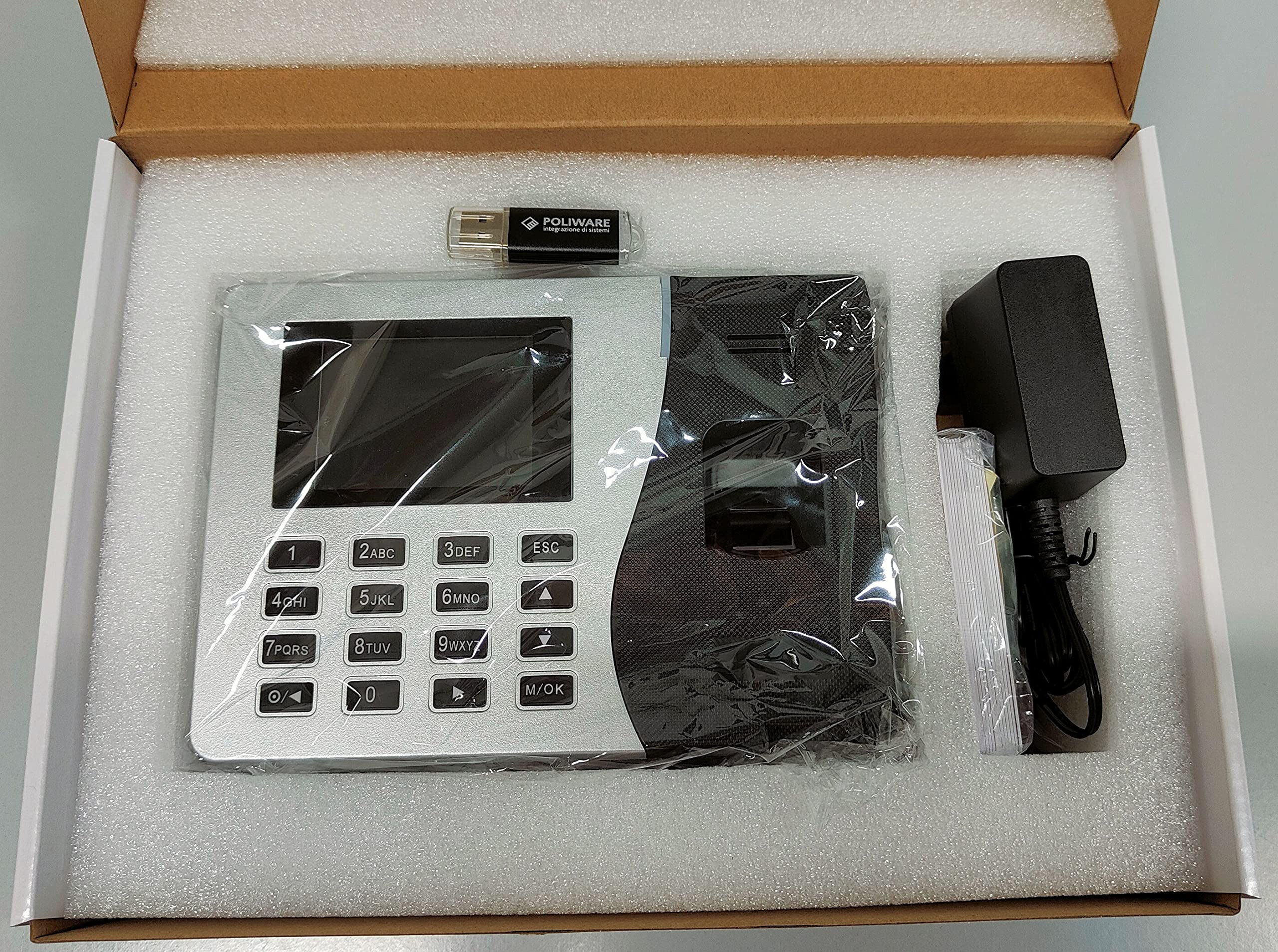 Kit EASYPRE: rilevatore presenze PW192 doppia tecnologia impronta digitale e RFID per conformità con la privacy + 15 badge RFID + software Windows. Tutto in italiano. Nessun costo oltre all'acquisto.