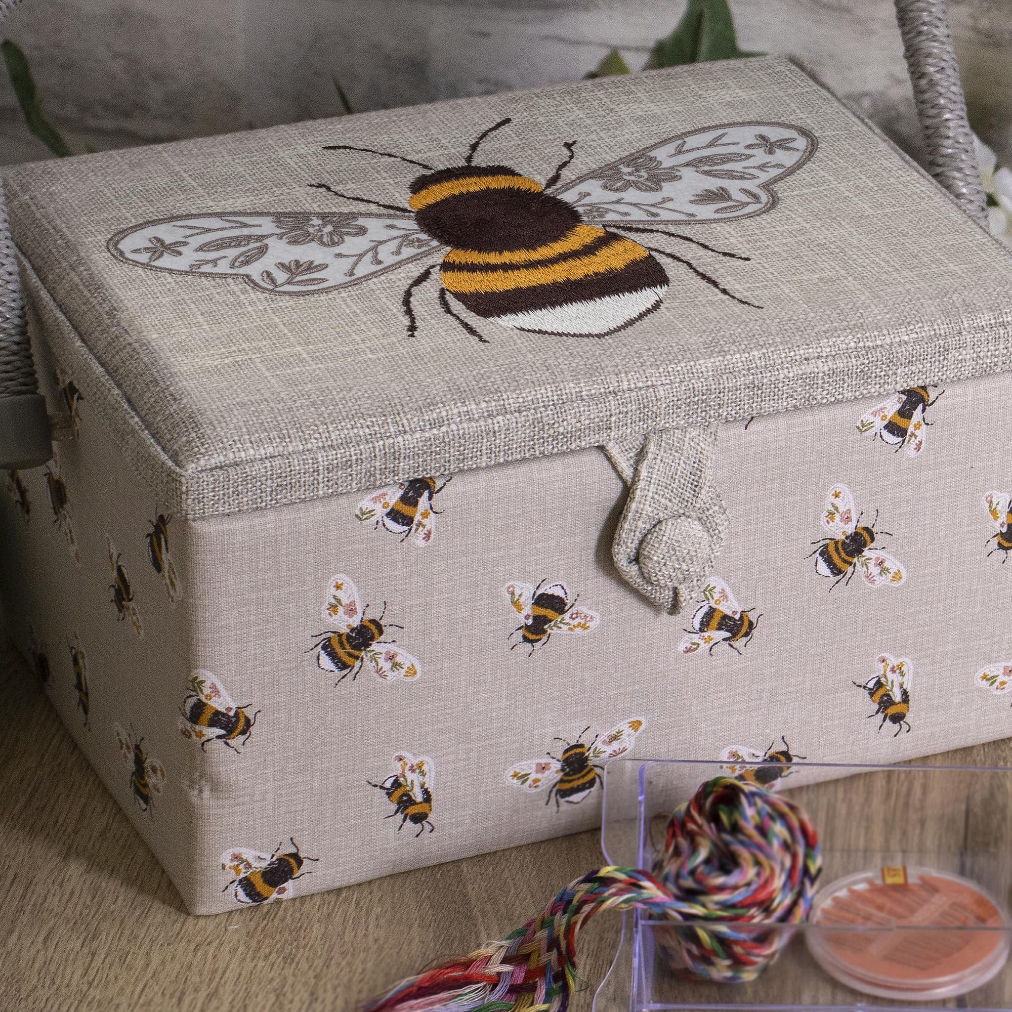 Hobby Gift Boîte de rangement pour artisanat de couture brodée exclusive de taille moyenne, Abeille brodée