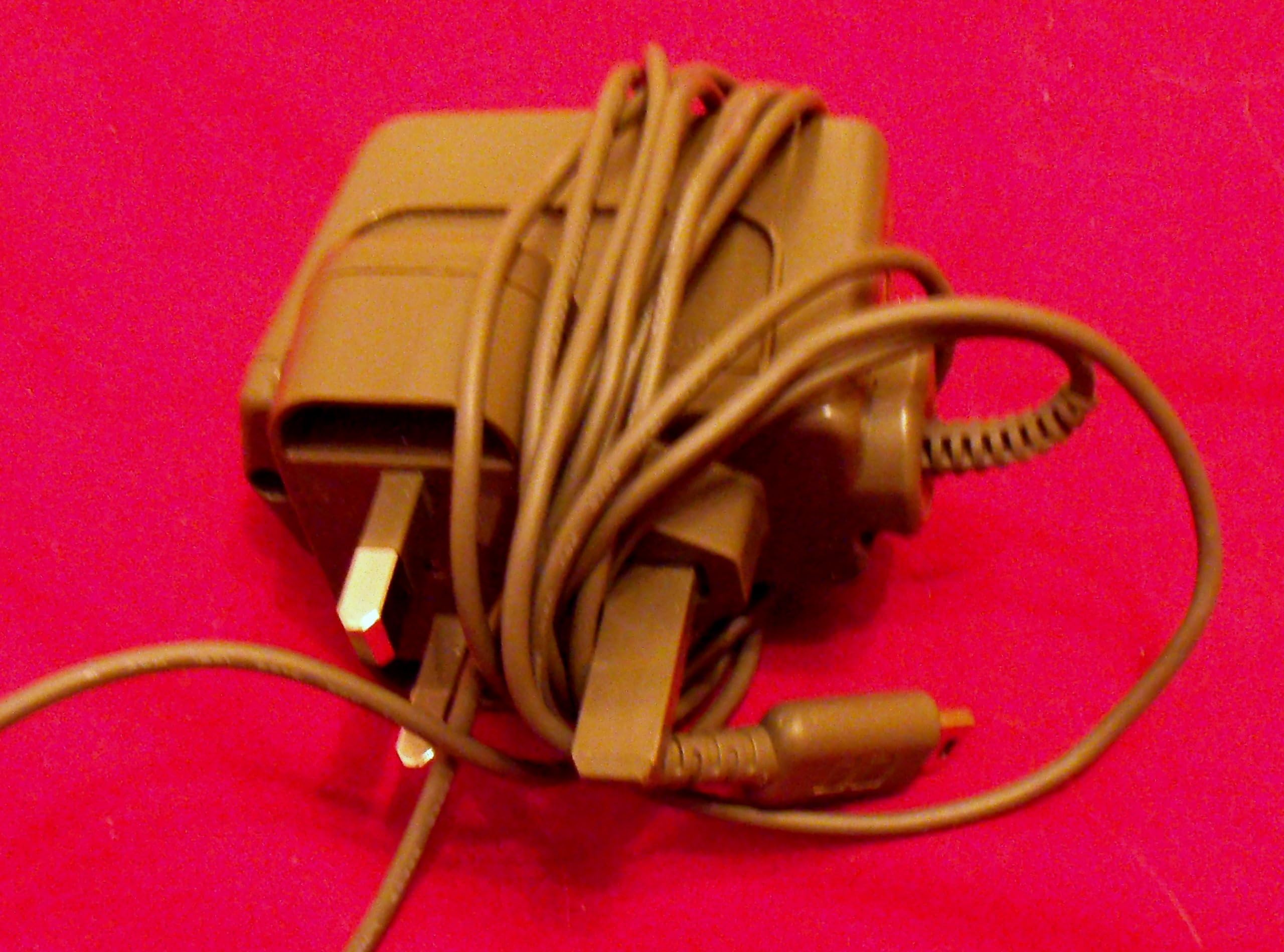 ORIGINAL NINTENDO DS LITE POWER SUPPLY MAINS CHARGER ADAPTOR UK 3 PIN (OFFICIAL)