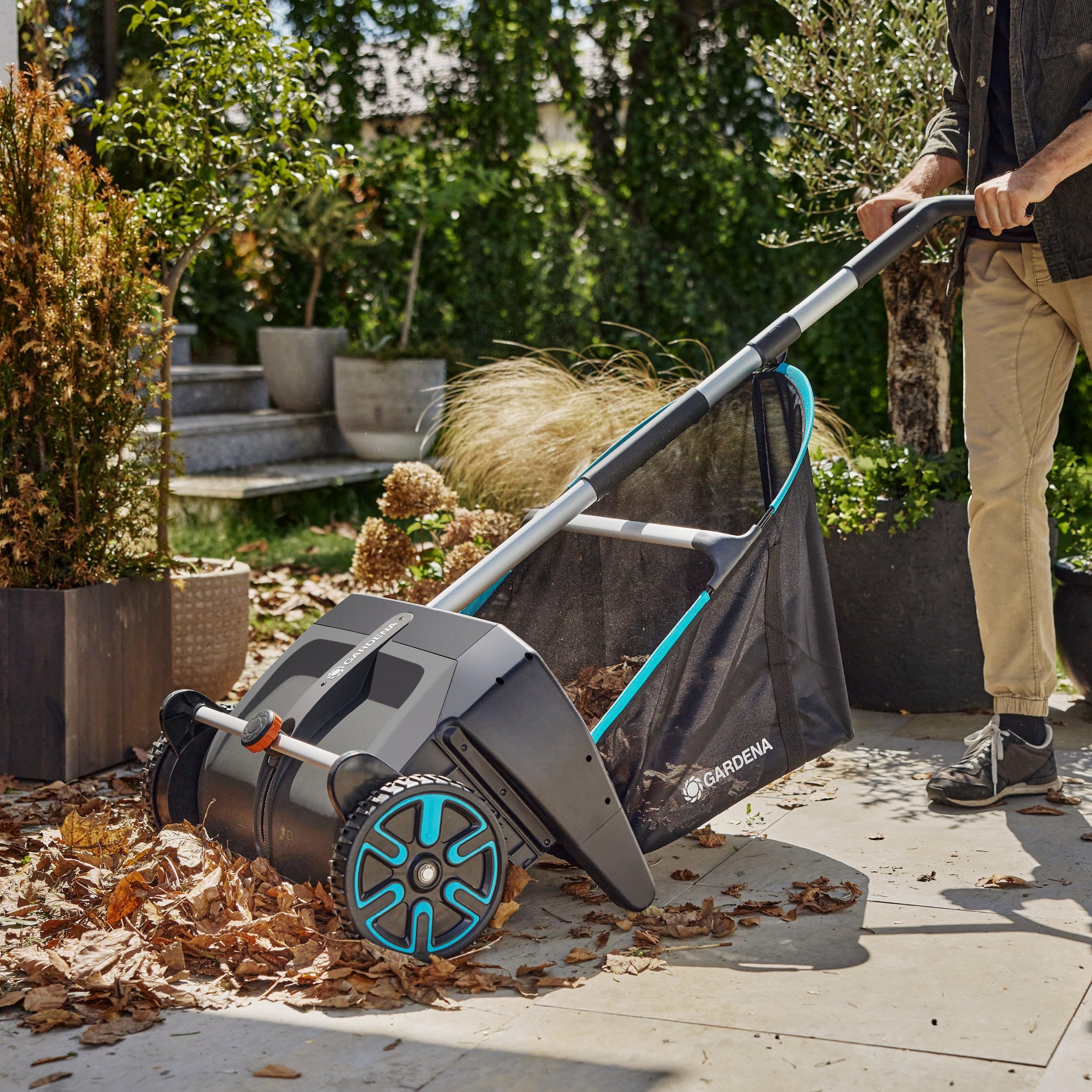 Gardena Laub- und Rasensammler 3566-20 für Rasen und Terrasse, effektives Rasensammeln, ergonomisch geformt