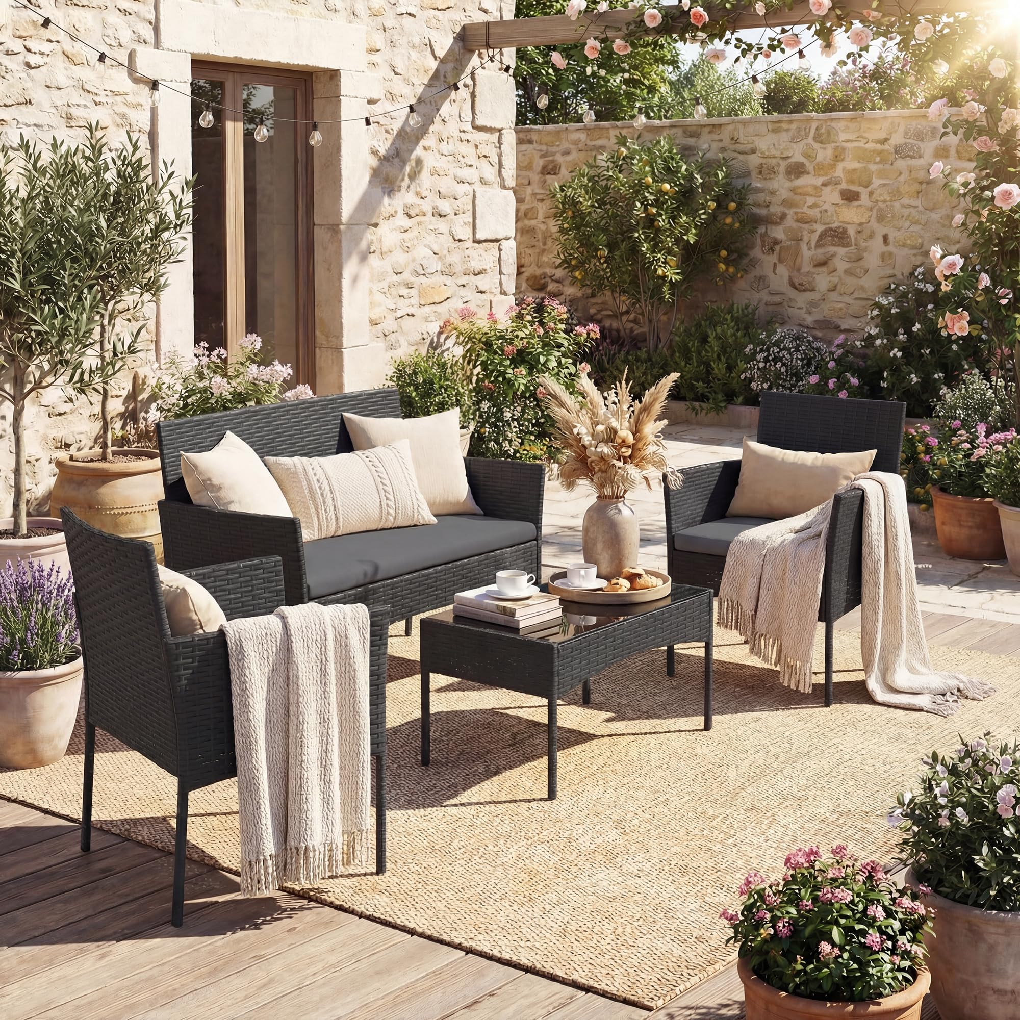Set da Giardino in Rattan 4 Pezzi con Tavolino in Vetro, Divano e Poltrone, Grigio