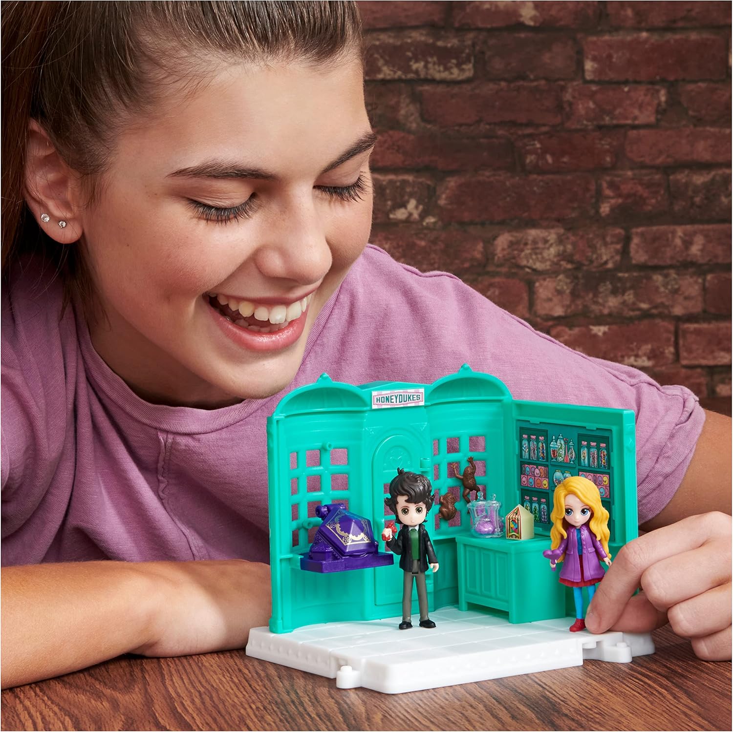 Wizarding World Harry Potter, Magical Minis Honeydukes Sweet Shop with 2 Exclusive Figures and 5 Accessories, Kids Toys for Ages 6 and up