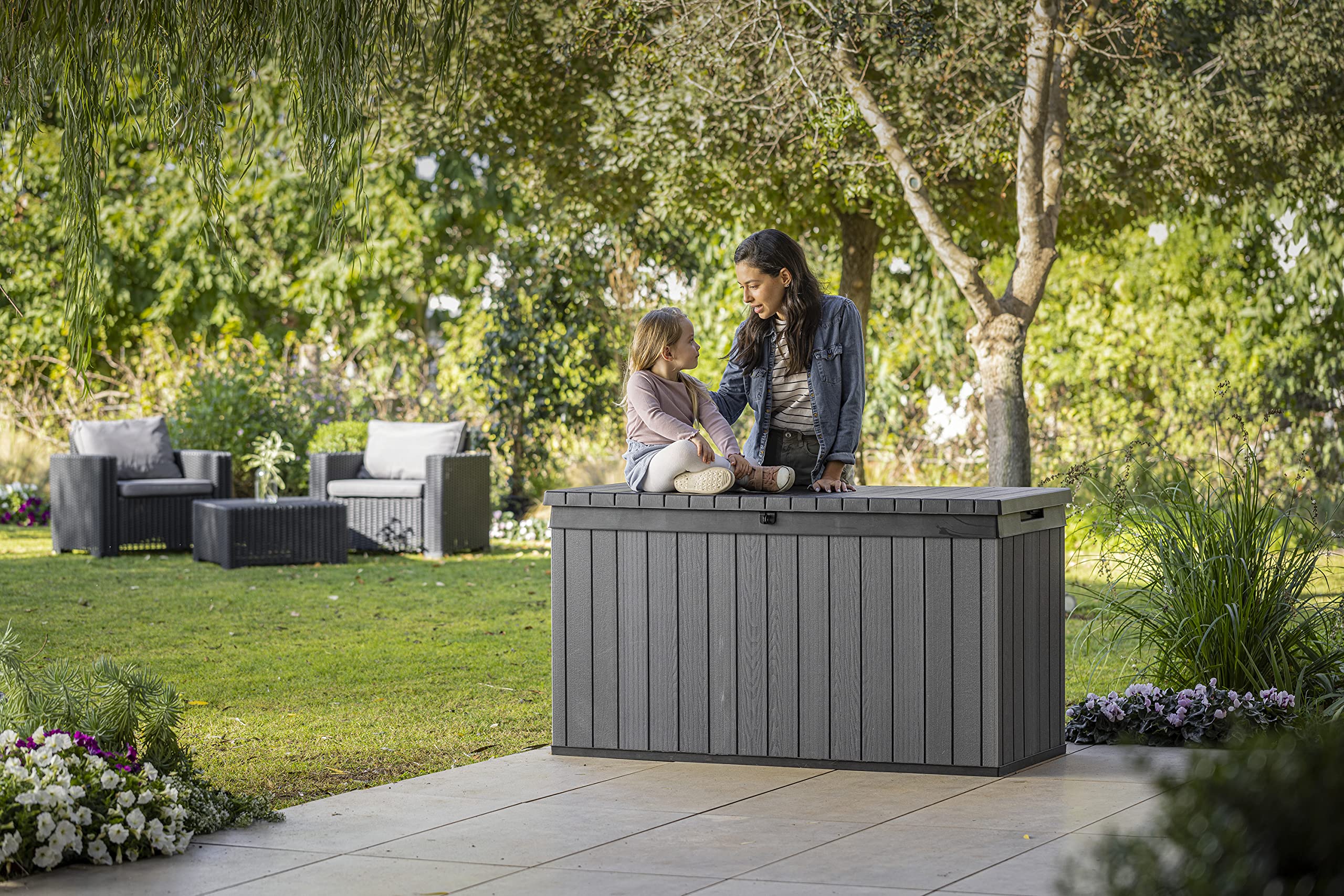 Keter Auflagenbox/Kissenbox Darwin 150-570 Liter l 100% Wasserdicht l mit Belüftung dadurch kein übler Geruch/Schimmel l Moderne Holzoptik l Deckel belastbar bis 300 KG (2 Personen), Graphit/Grau