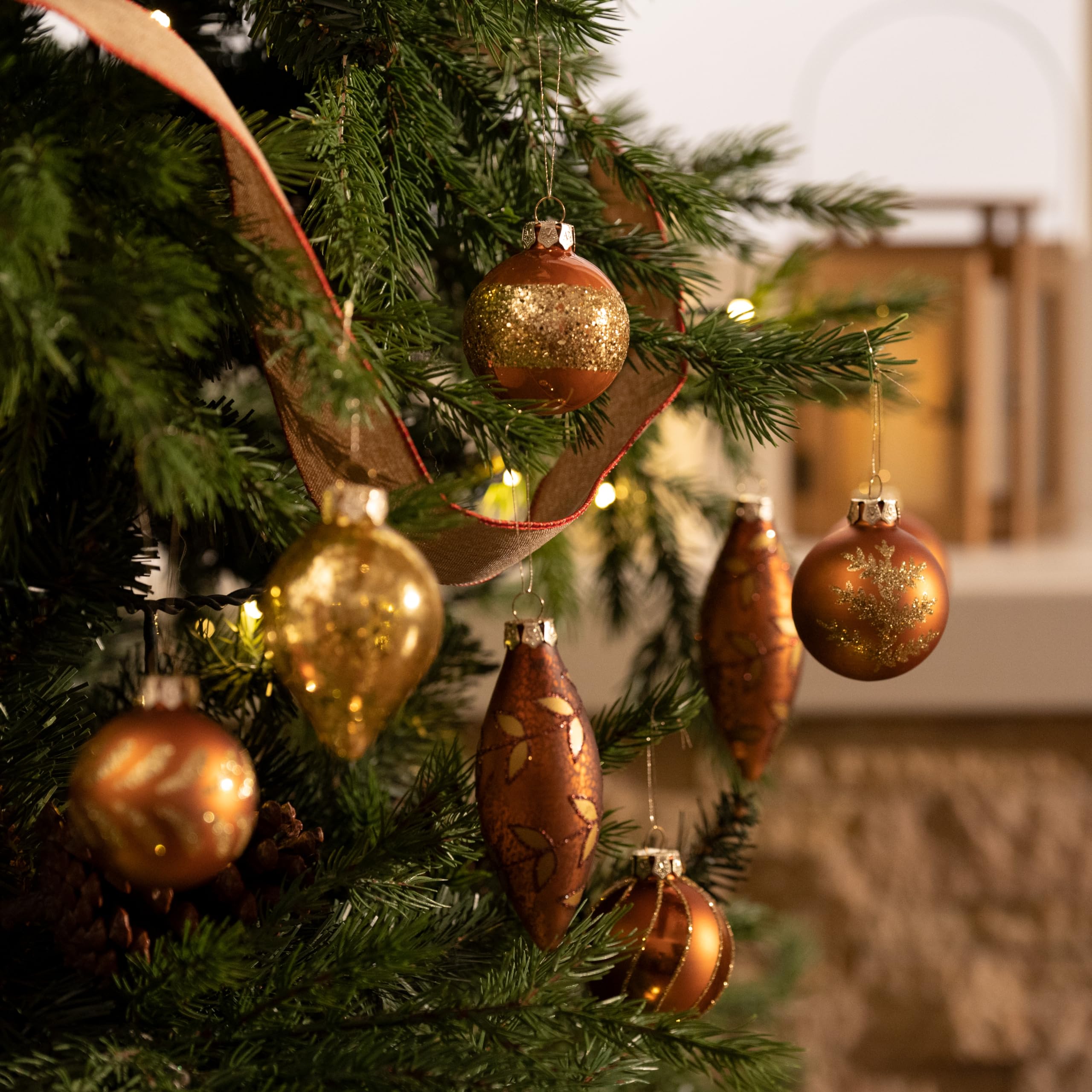VALERY MADELYN 24 Piezas Bolas de Navidad de Cristal, 6-10.5cm Bolas de Árbol con Percha Decoración de Navidad Bosque Cobre Marrón