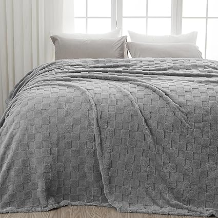 NEWCOSPLAY Super Soft King Blanket Grey Premium Silky Flannel Fleece 3D Checkered Lightweight Bed Blanket All Season Use (Grey Checkered, King(90"x110"))
