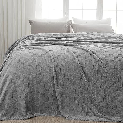 NEWCOSPLAY Super Soft King Blanket Grey Premium Silky Flannel Fleece 3D Checkered Lightweight Bed Blanket All Season Use (Grey Checkered, King(90"x110"))