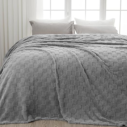 NEWCOSPLAY Super Soft King Blanket Grey Premium Silky Flannel Fleece 3D Checkered Lightweight Bed Blanket All Season Use (Grey Checkered, King(90"x110"))
