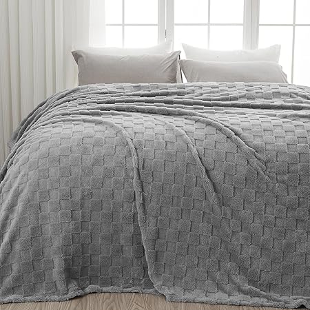 NEWCOSPLAY Super Soft King Blanket Grey Premium Silky Flannel Fleece 3D Checkered Lightweight Bed Blanket All Season Use (Grey Checkered, King(90"x110"))
