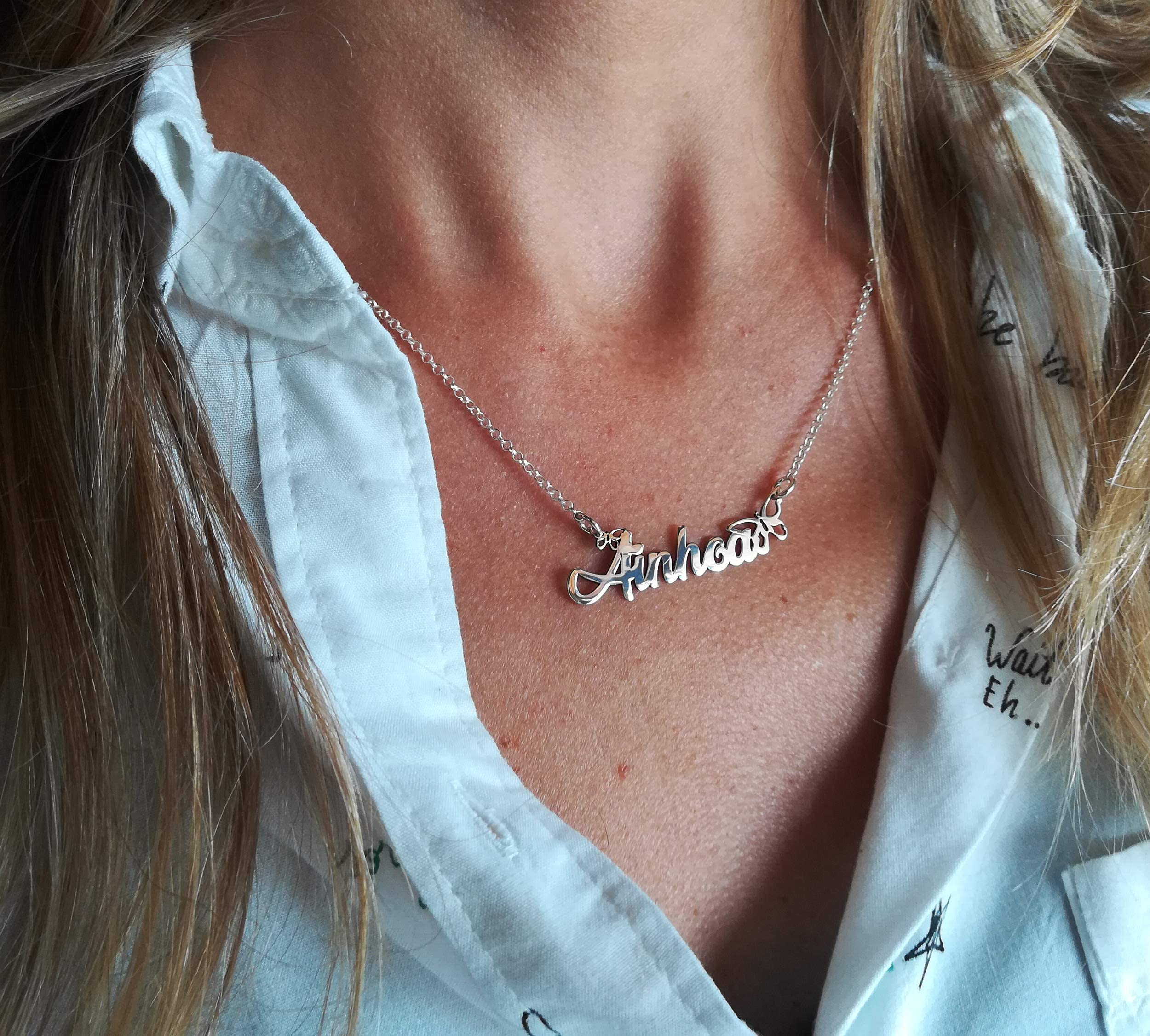 Collar con nombre personalizado en plata de ley 925 | Colgante nombre 40x12 mm aprox | Joya grabada única | Día de la Madre, cumpleaños o aniversario. Modelo Ainhoa Mariposa.