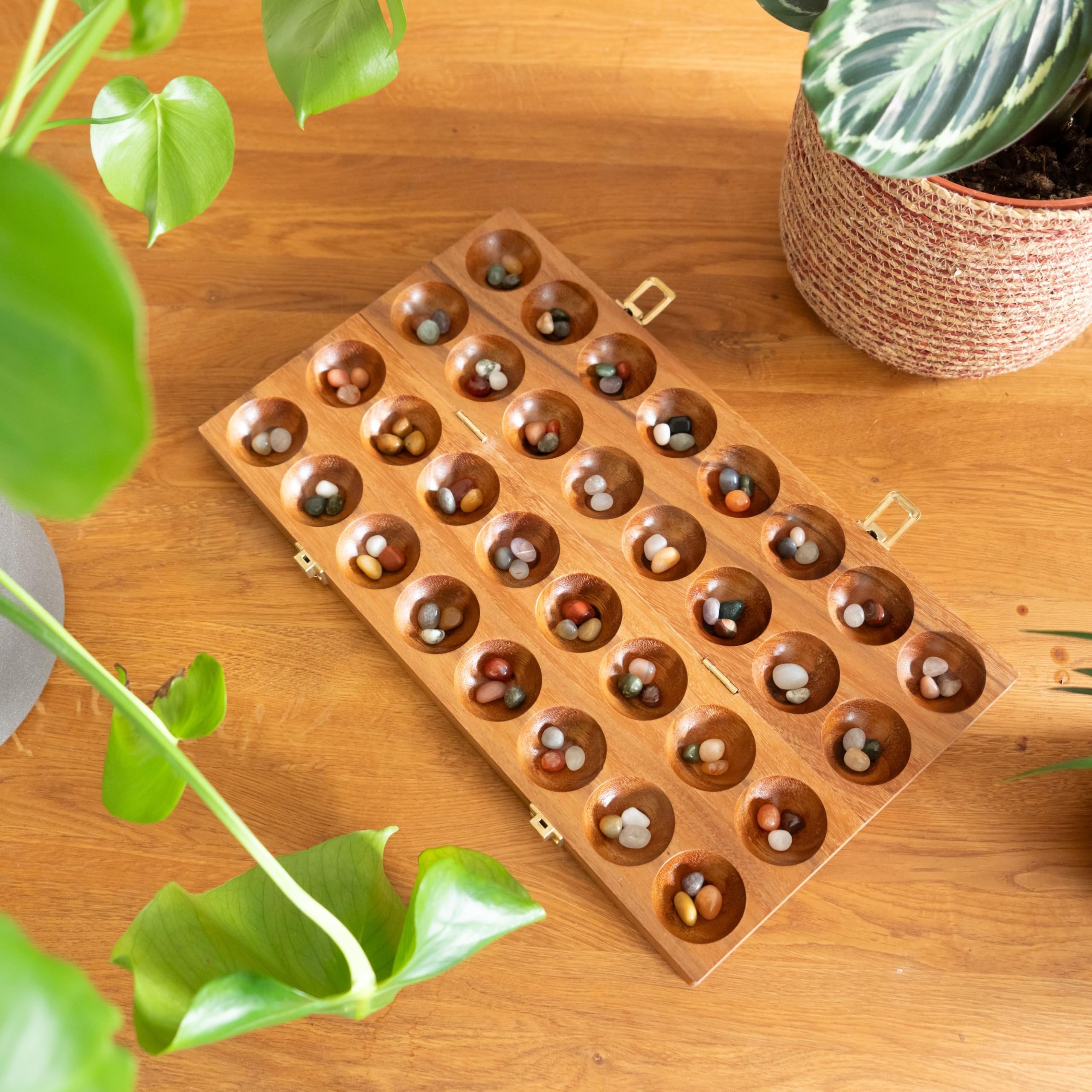 LOGOPLAY Mancala Bao Spiel mit Metallverschlüssen für 2 Spieler inkl. Edelsteinen