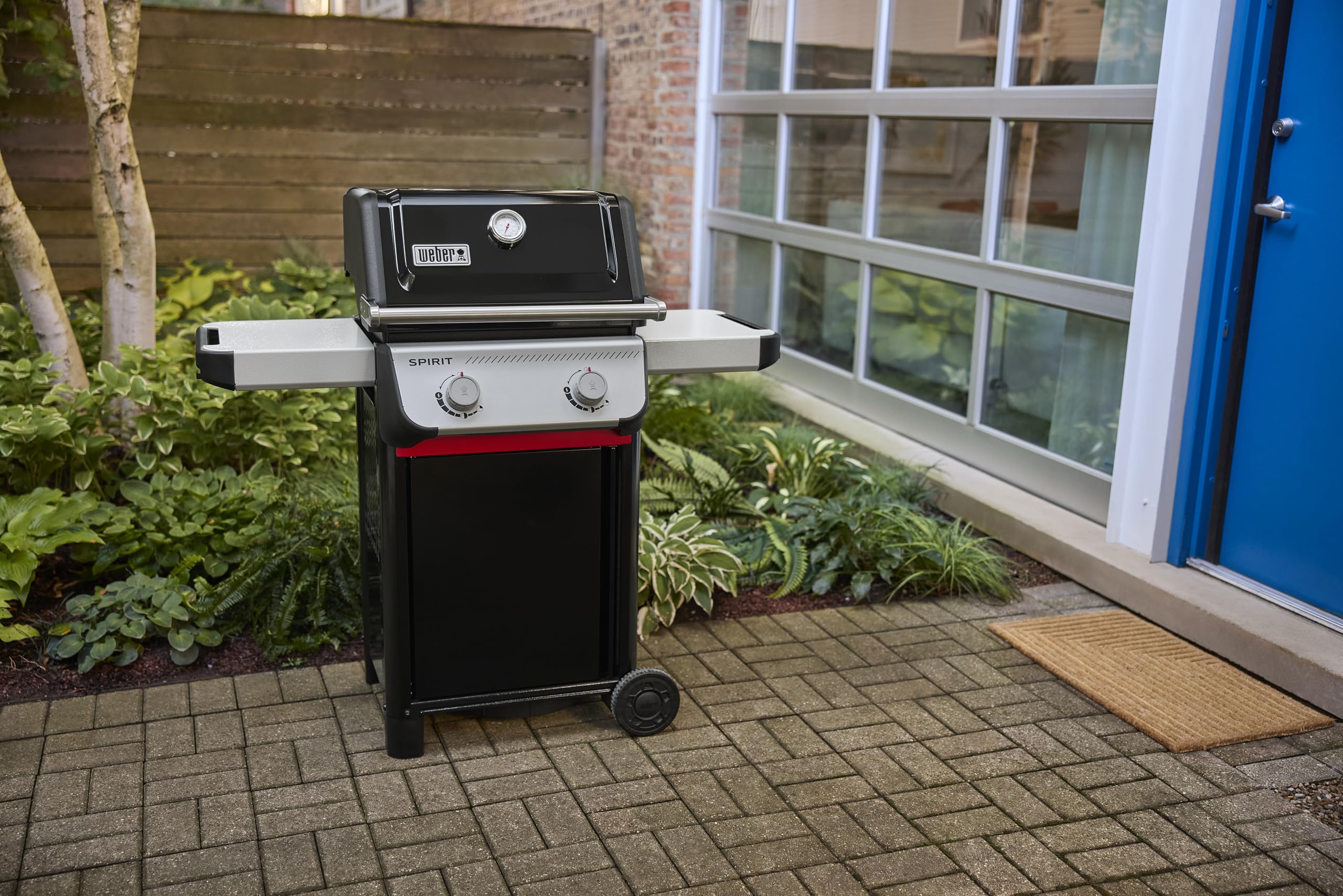 Weber Spirit E-210 grill gazowy, 2 palniki, powierzchnia do gotowania 51 x 46 cm, termometr w pokrywie, 2 kółka - czarny/srebrny (1500838)