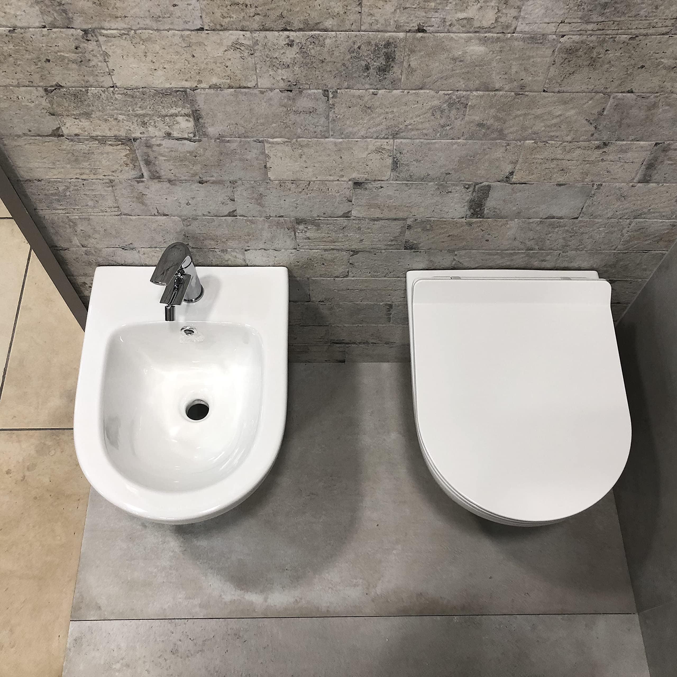 Pareja de sanitarios suspendidos Rimless sin brida, serie redonda con tapa con cierre suave incluida PRODUCTO (GIO.32 + GIO.33)