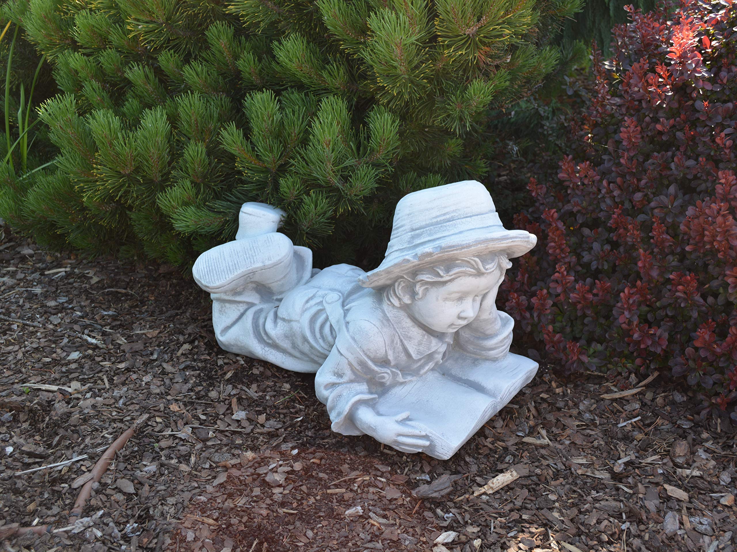 gartendekoparadies.de Liegender Junge mit Buch, Steinfigur H. 32 cm, 25 kg, Grau, frostsicher aus Steinguss für Außenbereich