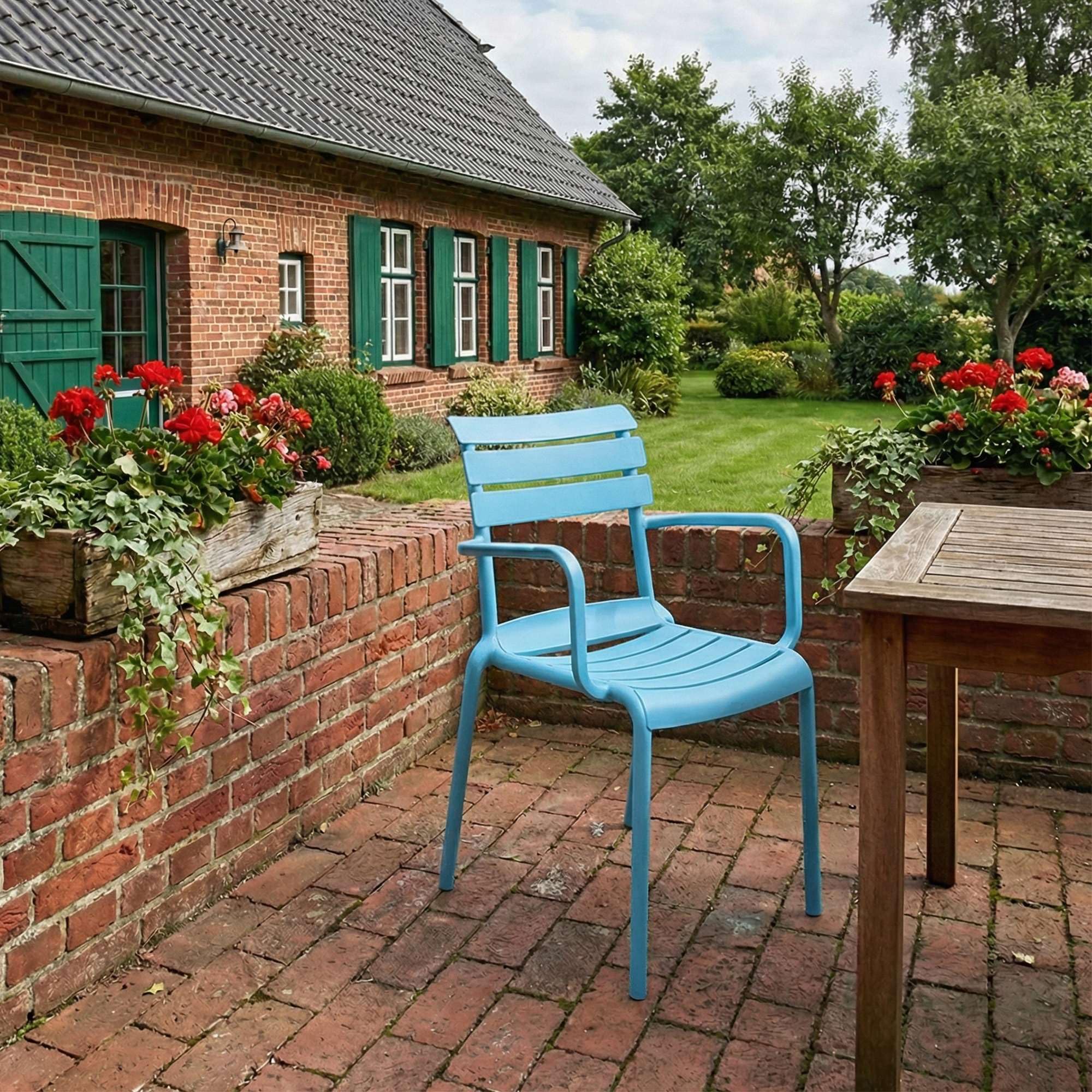 CLP Sedia da giardino impilabile con braccioli Joliya, sedia in plastica resistente alle intemperie e ai raggi UV, portata fino a 150 kg Colore:blu