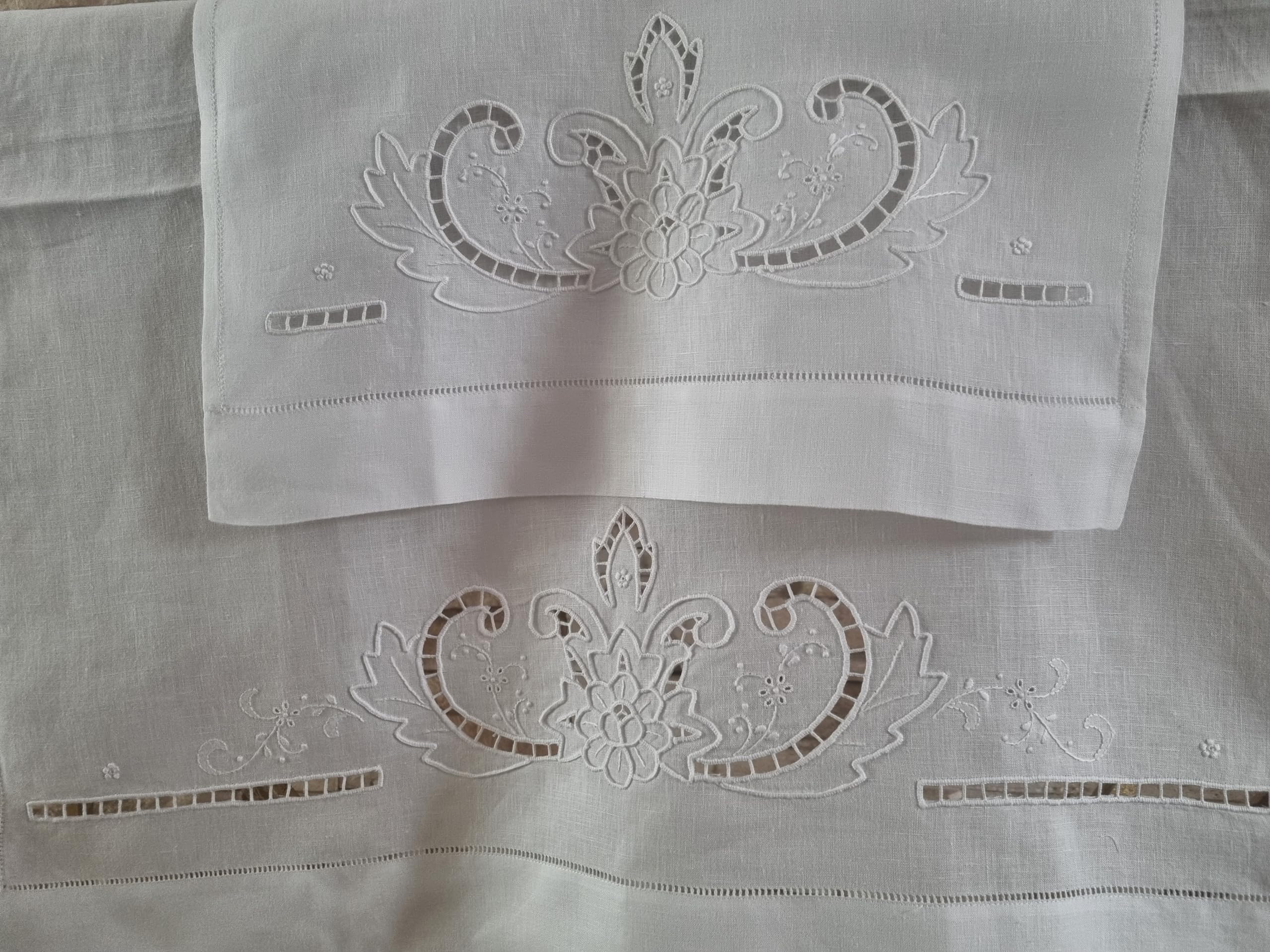 Asciugamani in lino 100% con ricamo Intaglio a mano