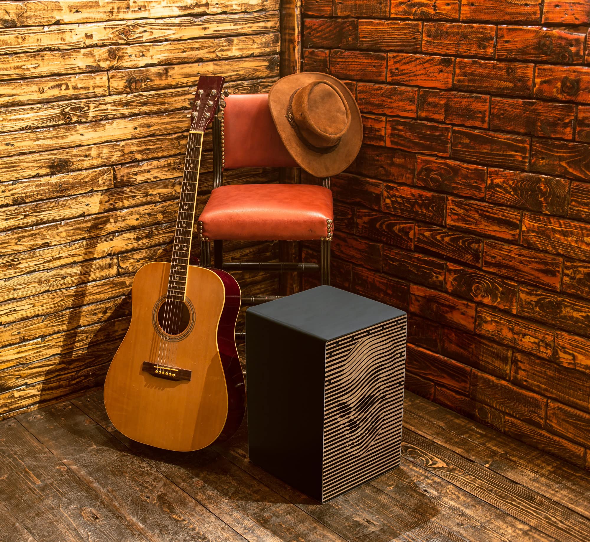XDrum Design Series Cajon "Skull" Set inkl. Tasche + Schule, 5 cm | Designer-Cajon mit "Skull"-Kunstdruck, Integrierter Bass Port, Korpus: HPL (High Pressure Laminate), Schlagfläche: "Skull"