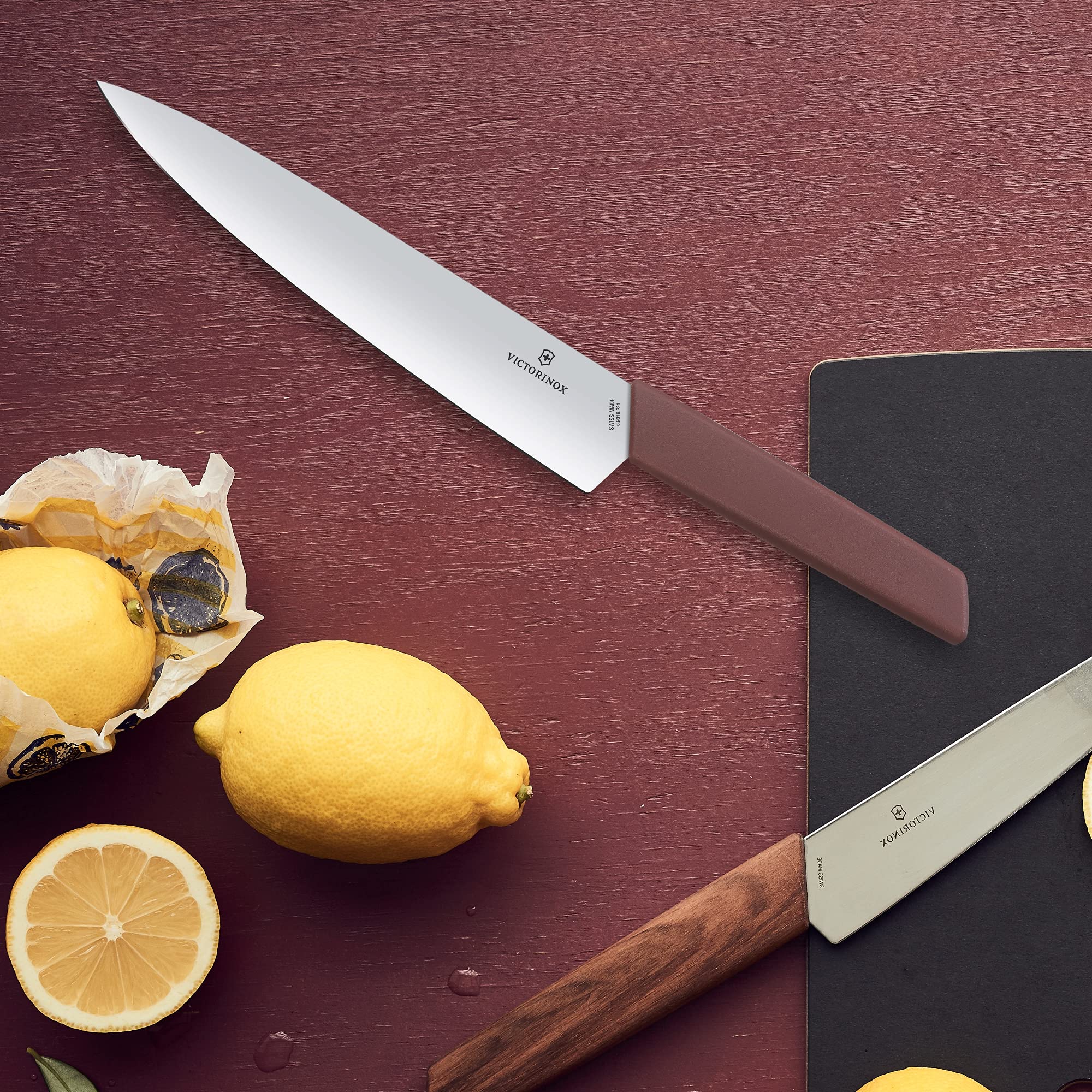 Victorinox Swiss Modern Tranchiermesser mit geradem Schliff, rot