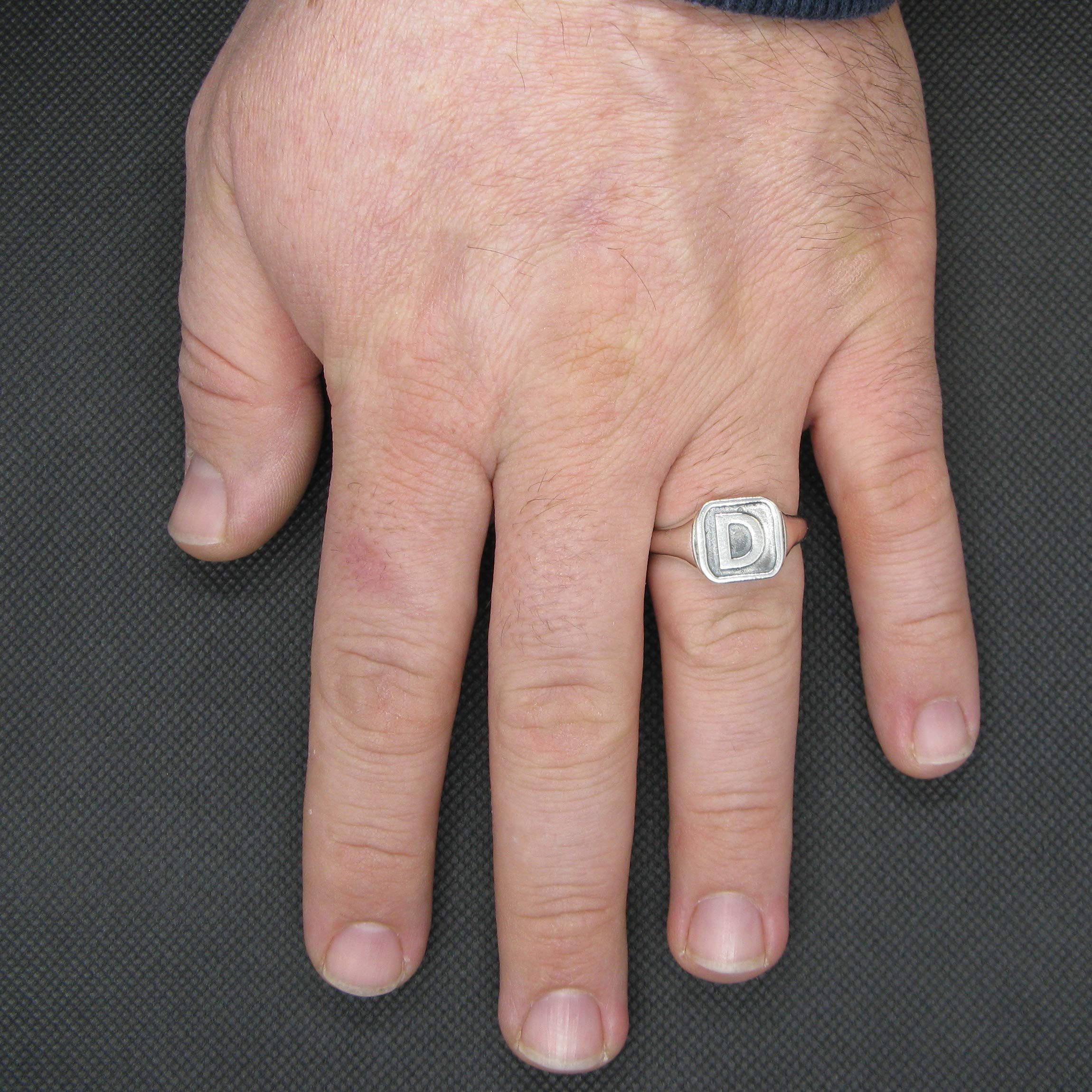 Anello da Uomo in Argento Massiccio Marchiato 925 Lettera D R002124 Empress