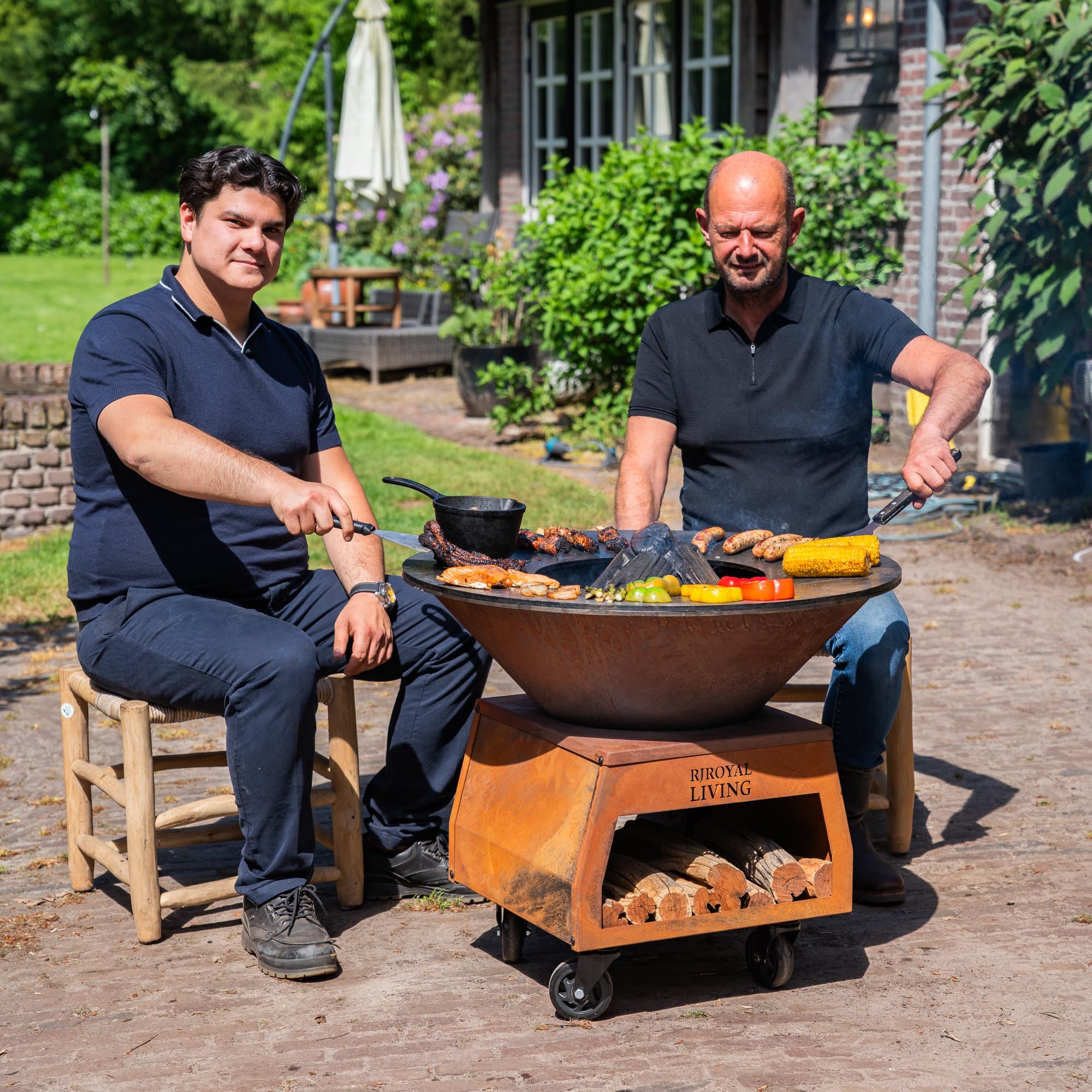 BBQ Plancha Grill Brasero, Braciere Rotondo, Acciaio Corten, 80x80x68cm, Con piastra di cottura, Con Ruote e Contenitore Legna, 53KG