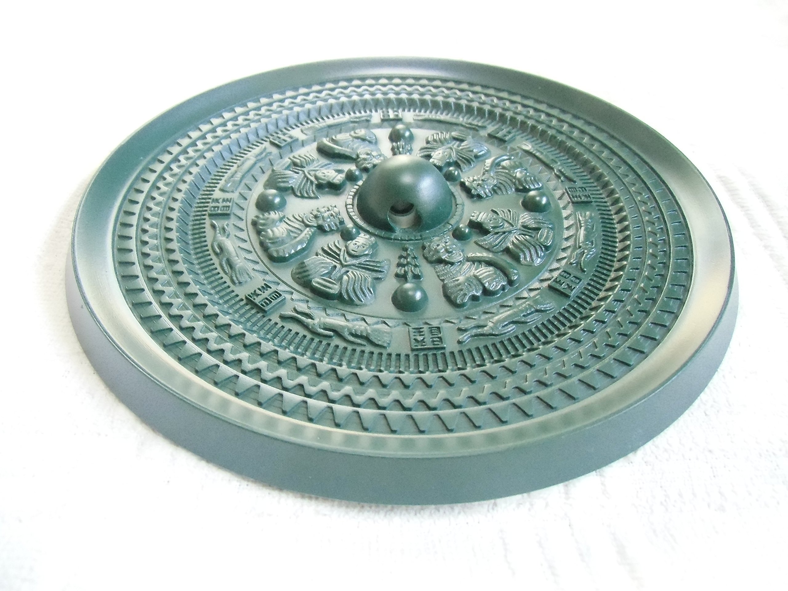 Amazon.co.jp: 三角縁神獣鏡レプリカ 20㎝ 廉価品 緑色 : ホビー