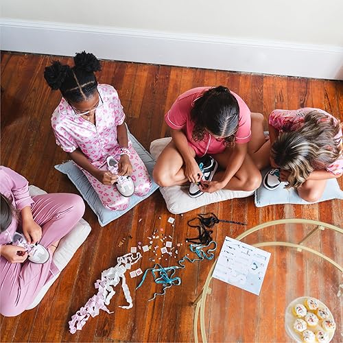 Vista 5 de Kit de bricolaje para niñas Set de manualidades para decoración de zapatos para 4 Incluye dijes, cordones y calcomanías Regalo divertido