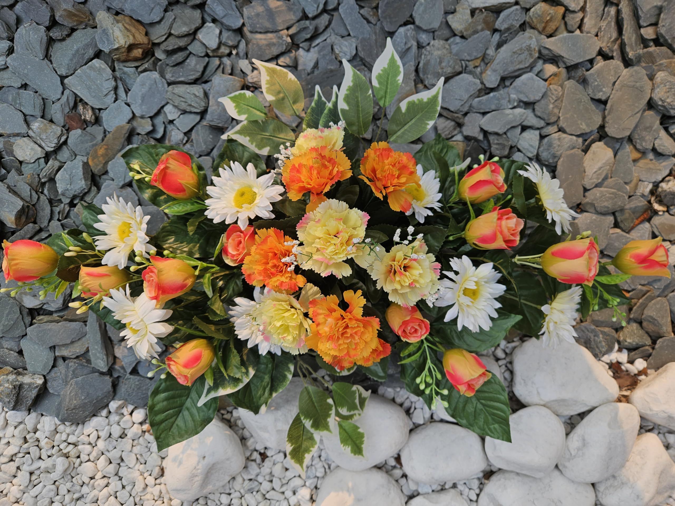 Composition de Fleurs Artificielles Lesté Ciment pour Une Parfaite Tenu à L' Extérieur. Réalisé par Nos Soins. Fleurs de Qualité.