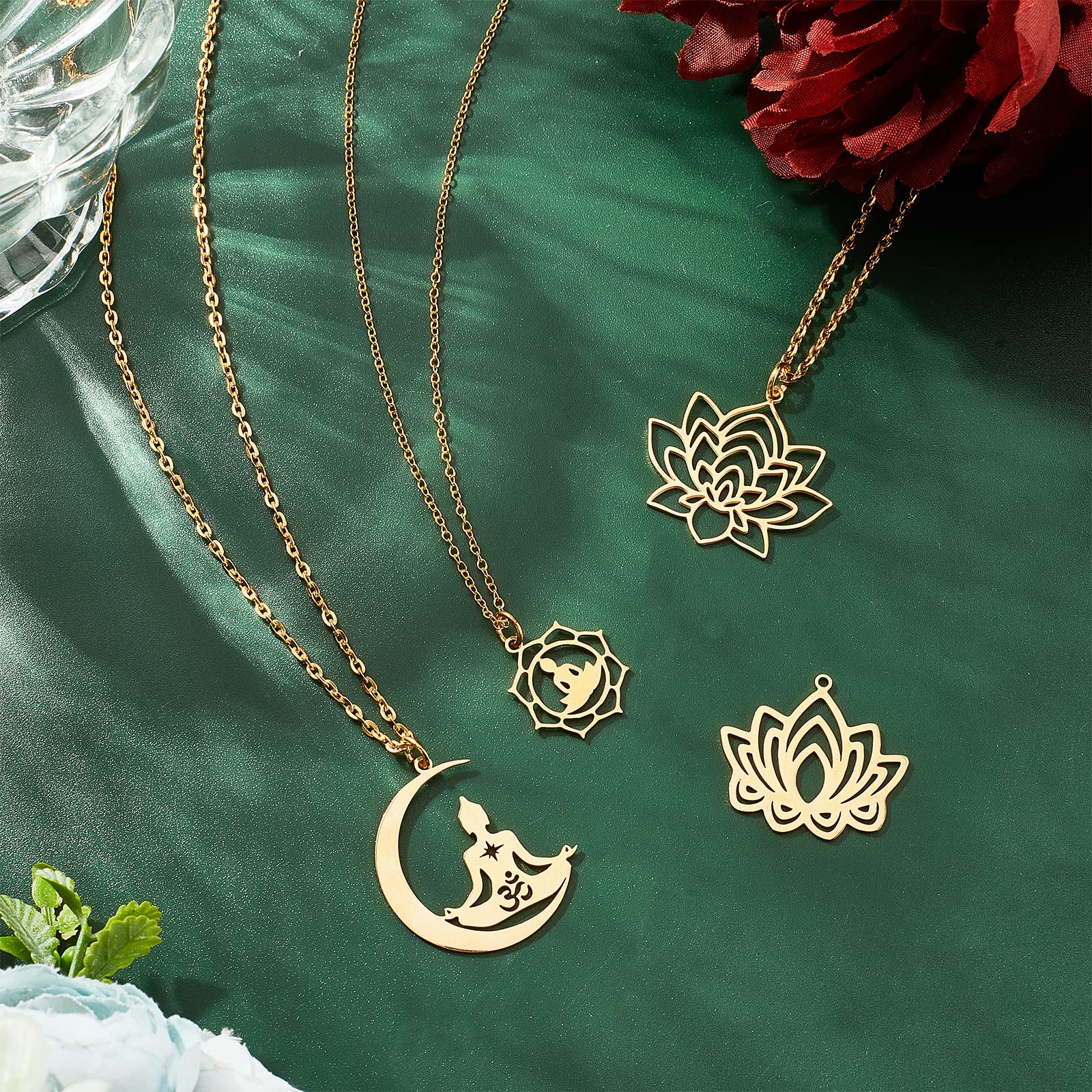 UNICRAFTALE 4 Stili 201 Ciondoli Acciaio Inossidabile Pendenti di Loto Golden 1.5-1.6mm Foro Fiore Ciondola Pendenti e Ciondoli per la Creazione di Gioielli FAI DA TE