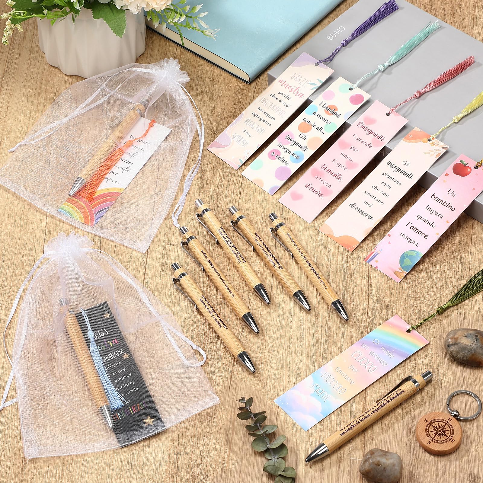 Tenare Set di 24 Regalo Grazie Maestre Fine Anno, Include 8 Penne a Sfera Insegnante, 8 Segnalibri con Nappe e 8 Sacchetti in Organza, Bomboniere Laurea Compleanno Pensionamento(Stile Naturale)