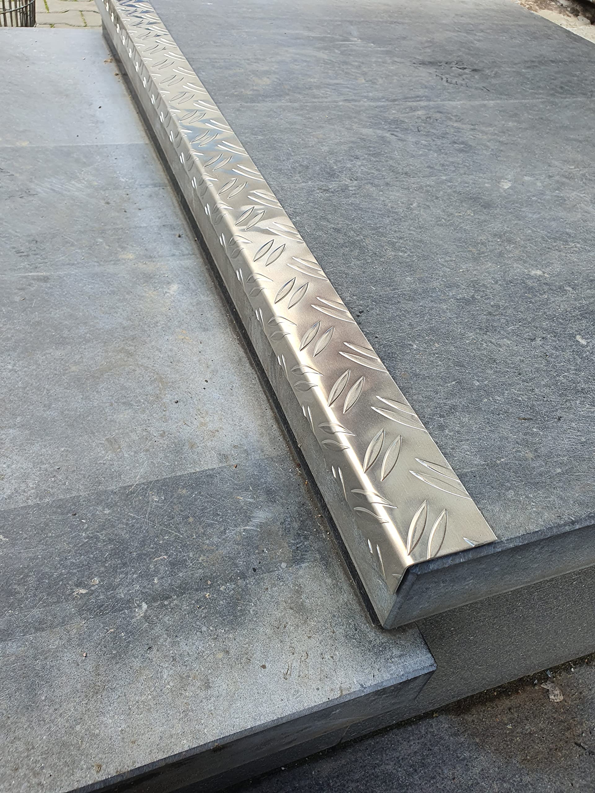 Alu Winkel, 1750mm Aluwinkel 55x55 mm Schenkelinnenmaß aus Alu Riffelblech Duett 1,5/2,0 mm stark Abdeckleiste,Winkelprofil Riffelblech 1,75 Meter lang Alu Winkel, 1750mm Aluwinkel 55x55 mm Schenkelinnenmaß aus Alu Riffelblech Duett 1,5/2,0 mm stark Abdeckleiste,Winkelprofil Riffelblech 1,75 Meter lang