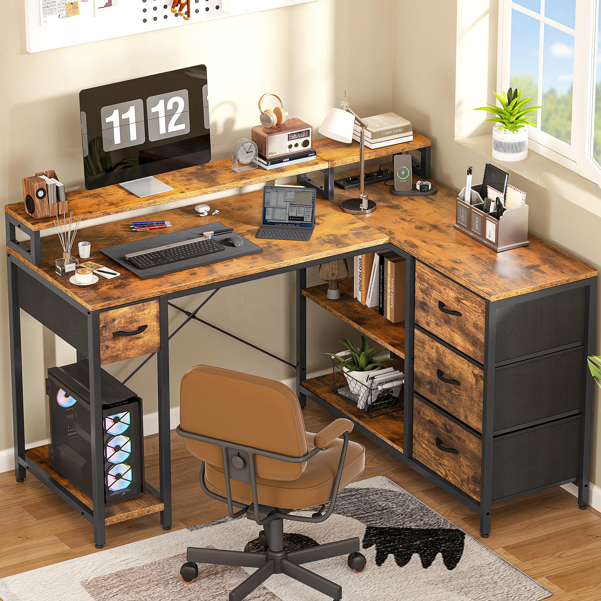 YITAHOME L Form Schreibtisch mit USB Ladeanschluss und Steckdose,Reversible Eckschreibtisch mit 4 Schubladen und Regal,Gaming Schreibtische mit Monitorständer,140x100 cm Computertisch für Büro,braun