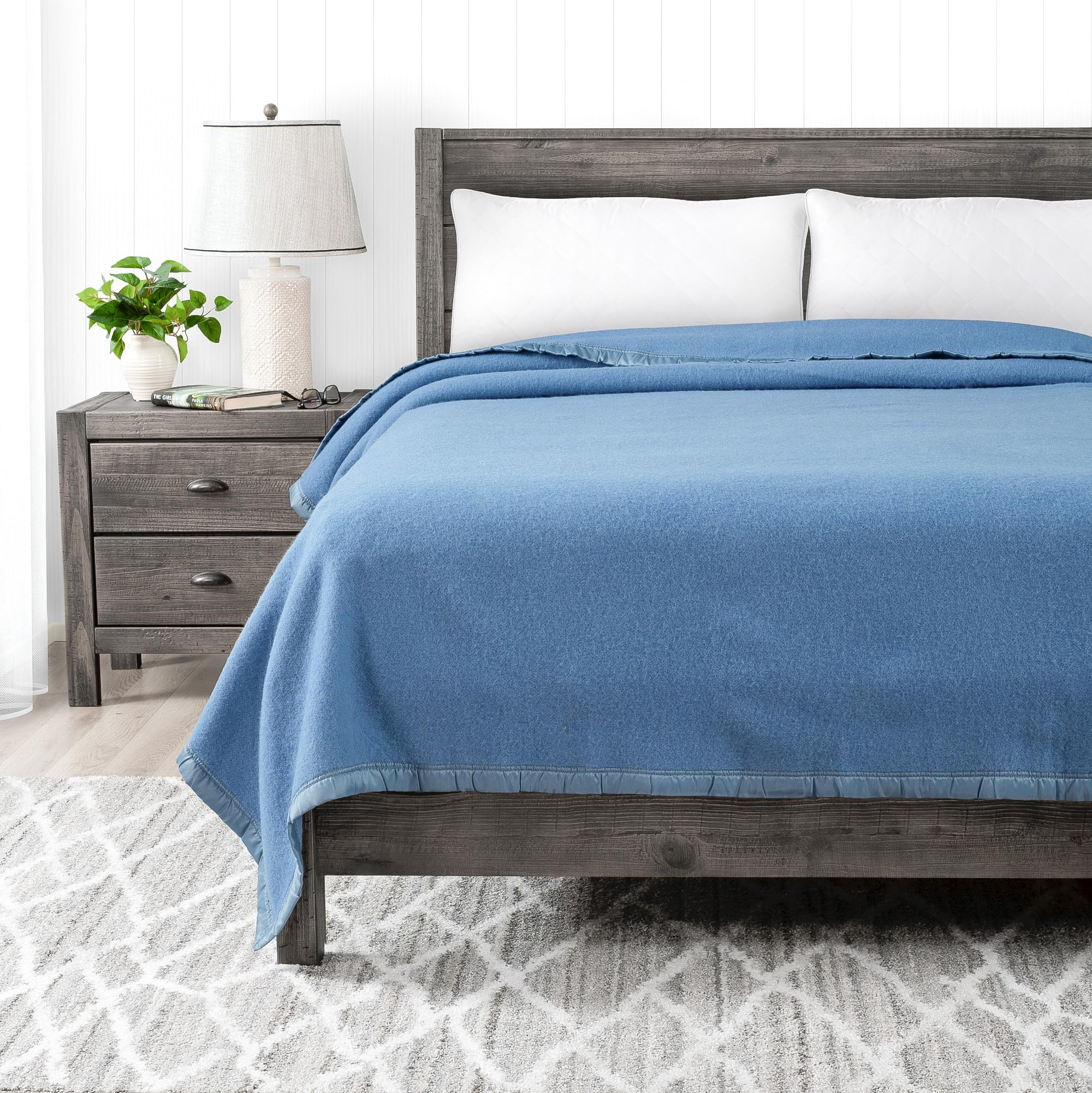 Poyet Motte Made In France Rivoli Solid 400GSM 100% Virgin Wool Blanket, Medium/Heavy Weight, Machine Washable Twin Size Blue