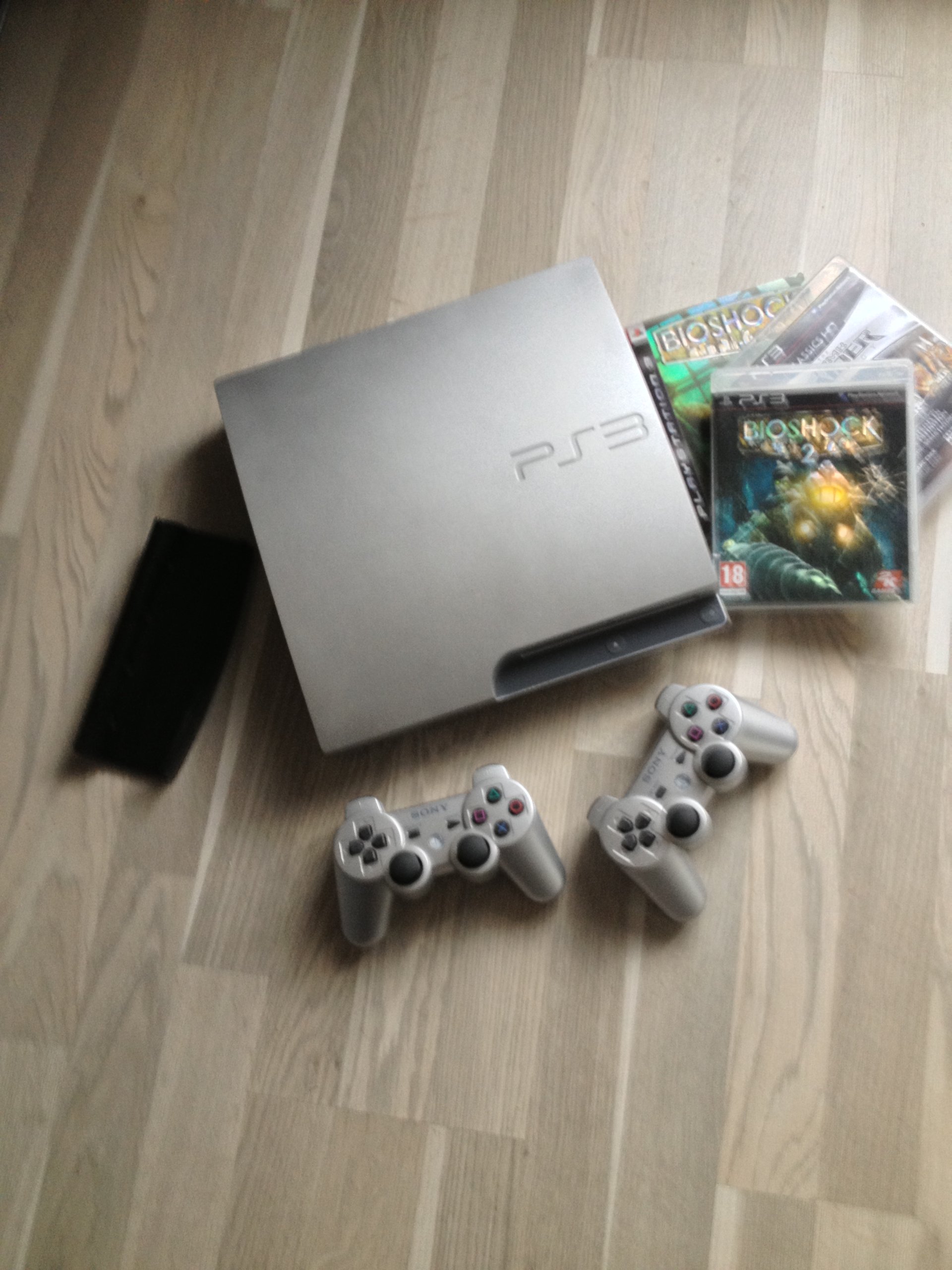 CONSOLE PLAYSTATION 3 PS3 SILVER WITH TWO 2 DUALSHOCK 3