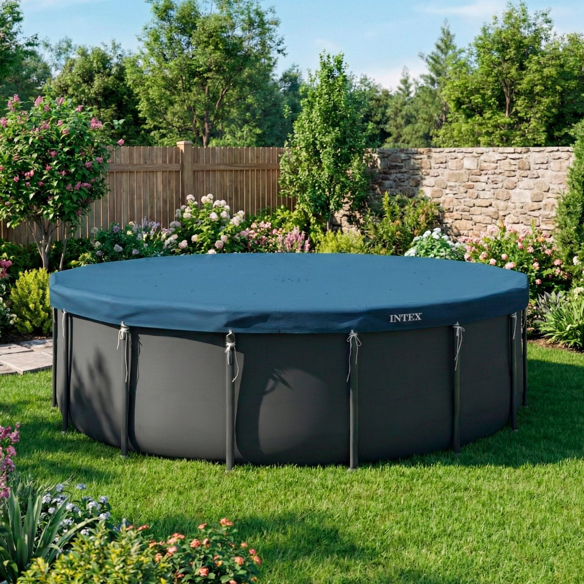 Intex Cobertor Piscina Redonda, Mide 5,49 Metros diámetro, Azul Oscuro, Incluye cordón de Agarre, Agujeros de Drenaje, Voladizo de 20 cm, Funda de Piscinas, Lona Circular Protectora (58016)