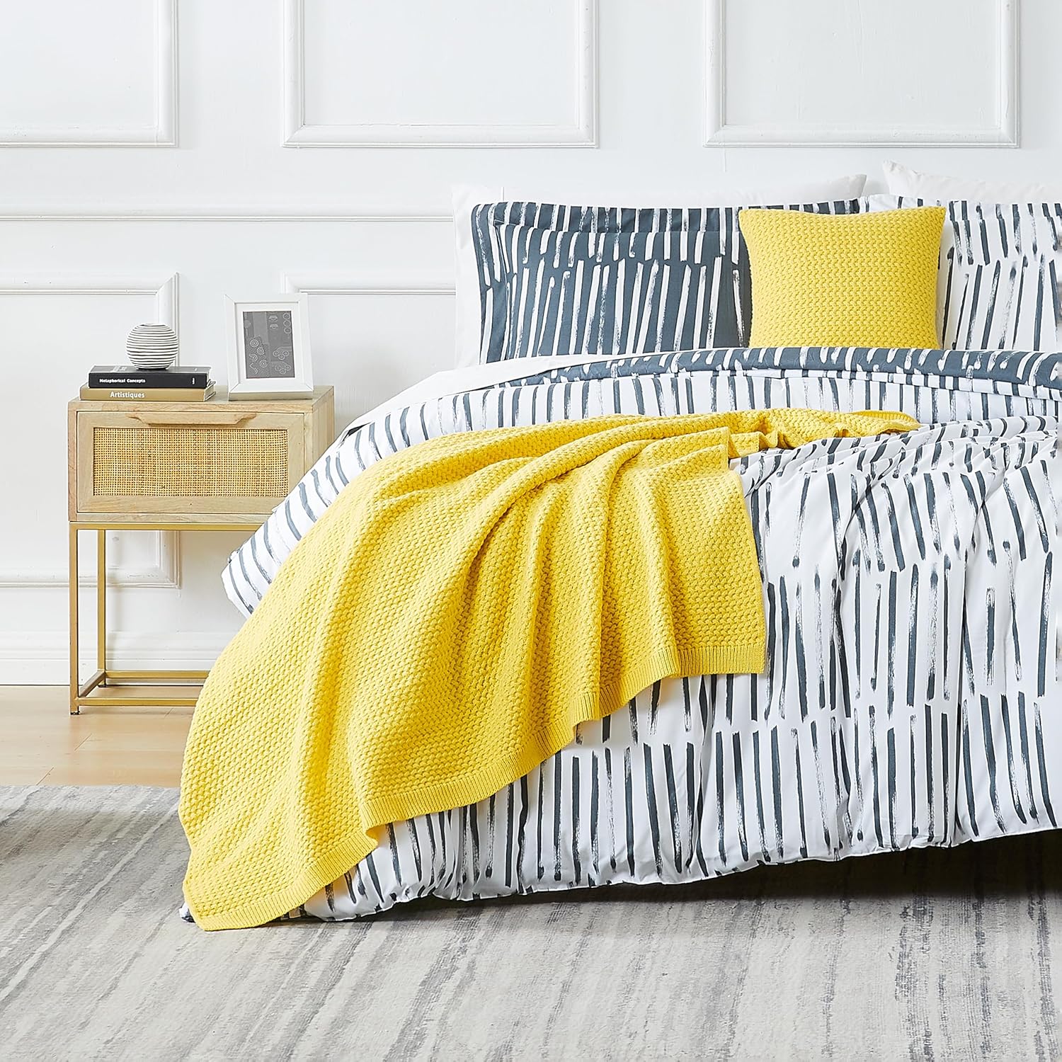 Southshore Fine Living, Inc. 4-Piece Duvet Cover Twin/XL, Reversible Grey & White Twin Bedding Set with Duvet Cover, Pillow Sham, Throw Pillow Case and Throw Blanket, Grey & White