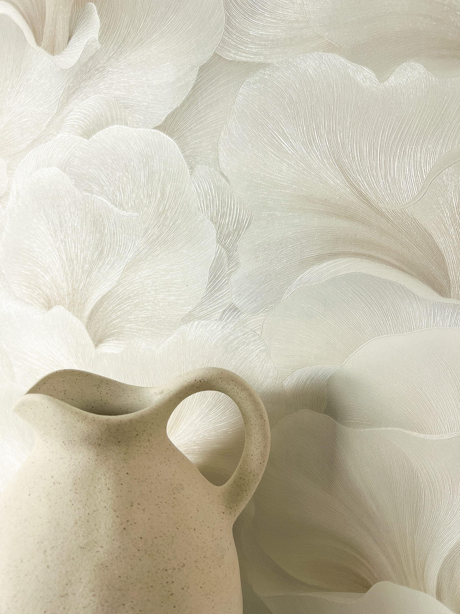 Papel pintado flores beige Newroom TNT con relieve 3D fino y brillo crema para dormitorio