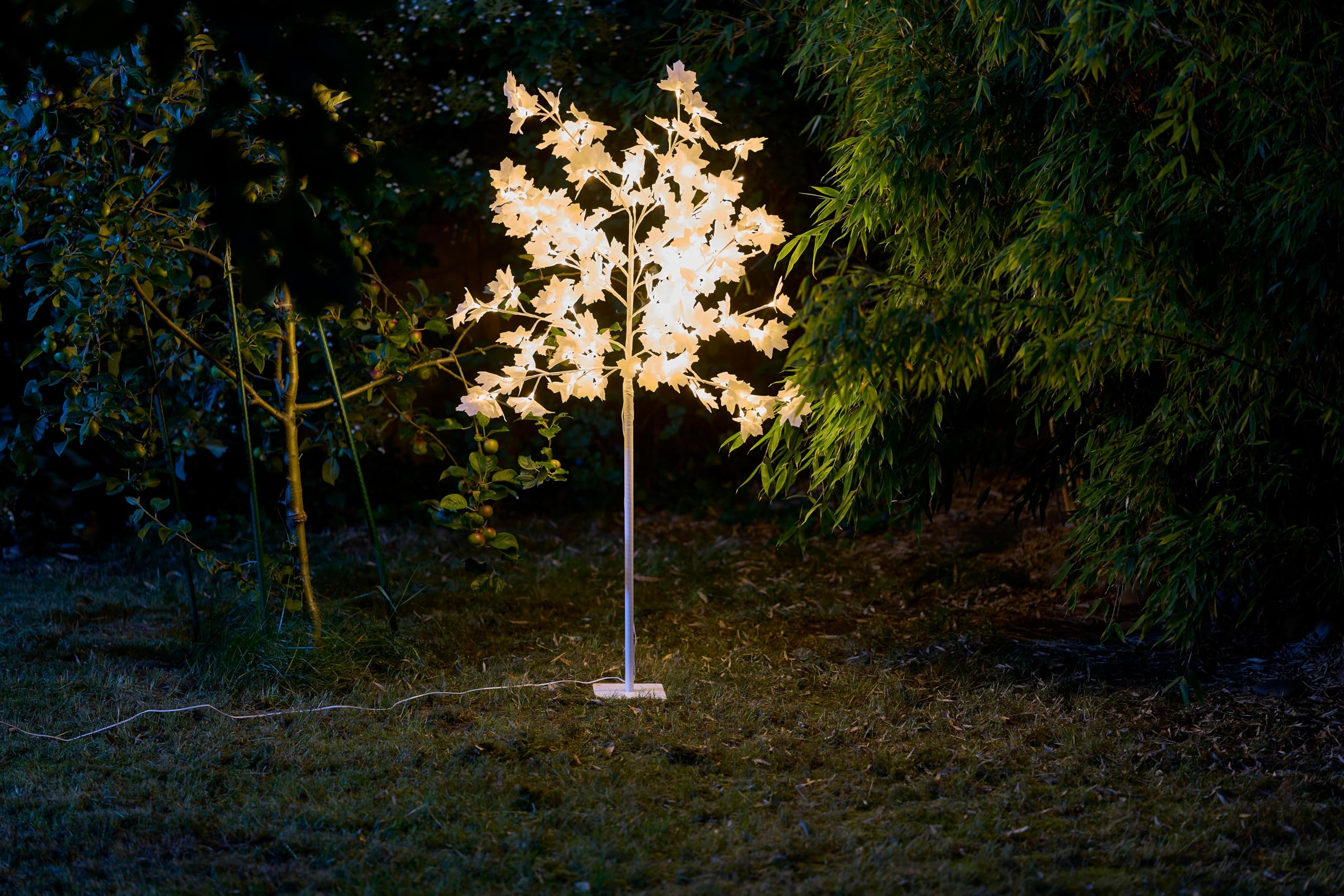 Northpoint LED Baum mit 120 weißen Blüten Wunderschönes warmweißes Licht 150m Höhe Timer Integriert 5m Netzkabel inklusive Heringe zur Befestigung Ideale Dekoration