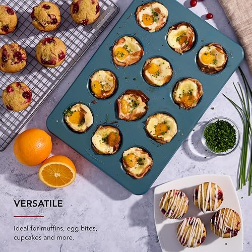 Vista 91 de KitchenAid Molde antiadherente de acero aluminizado para magdalenas de 12 tazas, contorno plateado