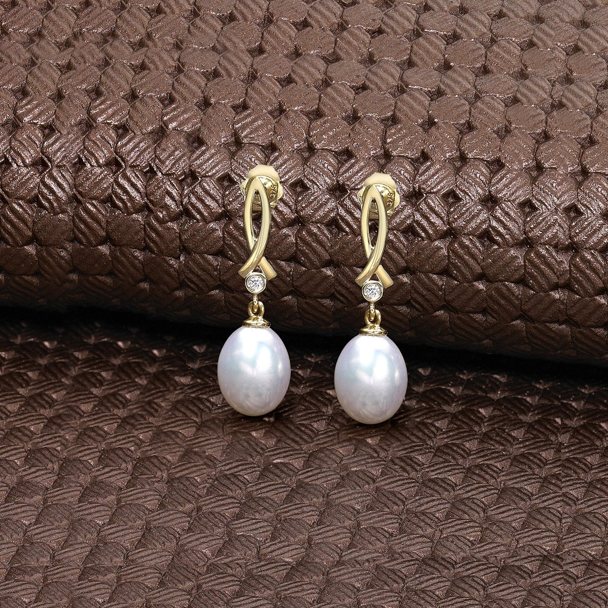 Diamond Treats Boucles d'Oreilles en Perle de Culture en Or 9 Carats, Boucles d'Oreilles Pendantes avec des Perles et Zircons, Boucles d'Oreilles Perles en Or 9ct pour Femme et Jeune Fille